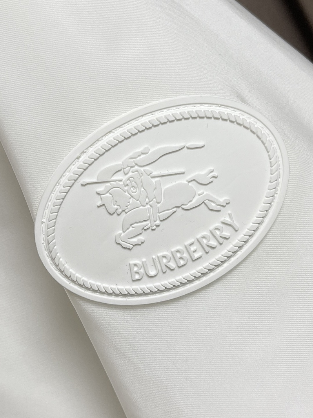 🛒🛒Burberry 2025Fw新款格纹尼龙立领防晒外套，融入 Burberry 格纹饰带和B 字型拉