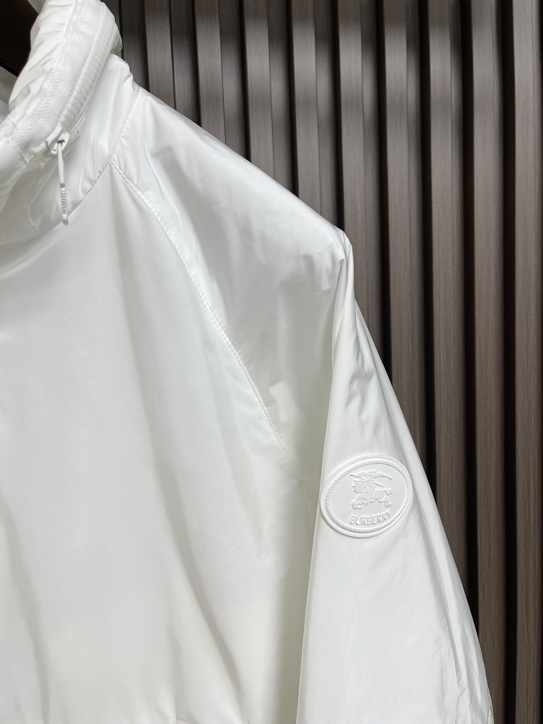 🛒🛒Burberry 2025Fw新款格纹尼龙立领防晒外套，融入 Burberry 格纹饰带和B 字型拉