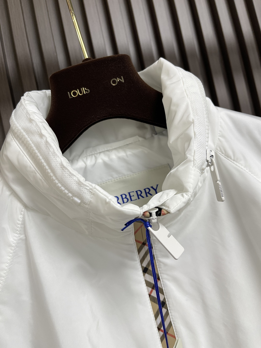 🛒🛒Burberry 2025Fw新款格纹尼龙立领防晒外套，融入 Burberry 格纹饰带和B 字型拉