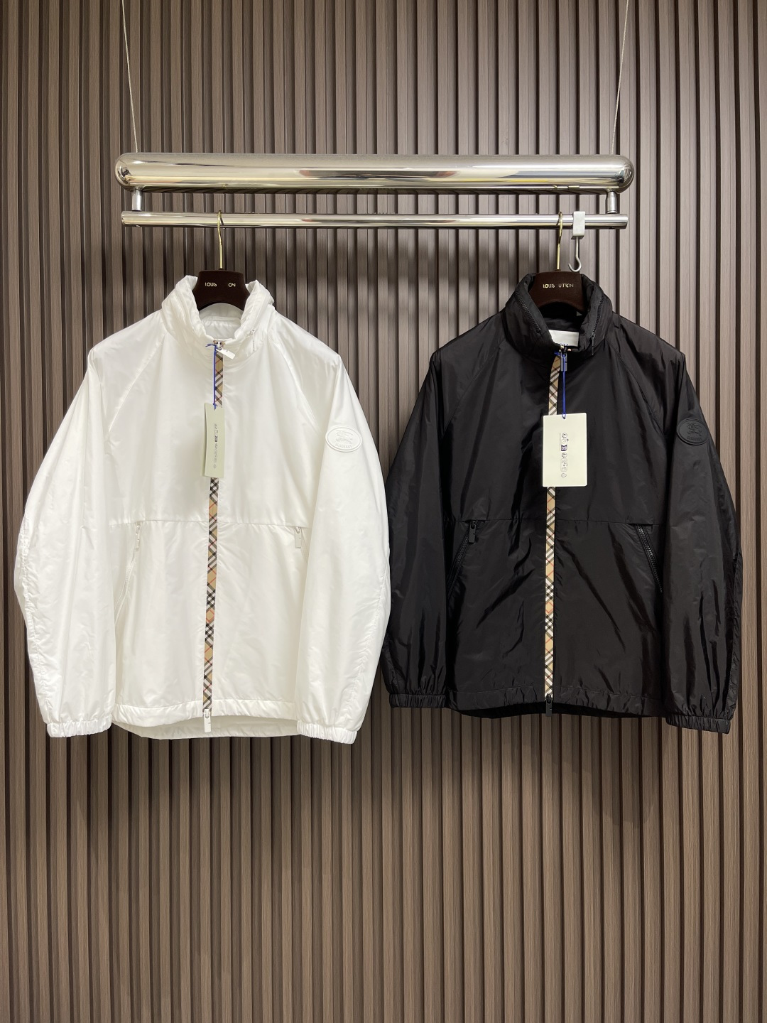 🛒🛒Burberry 2025Fw新款格纹尼龙立领防晒外套，融入 Burberry 格纹饰带和B 字型拉