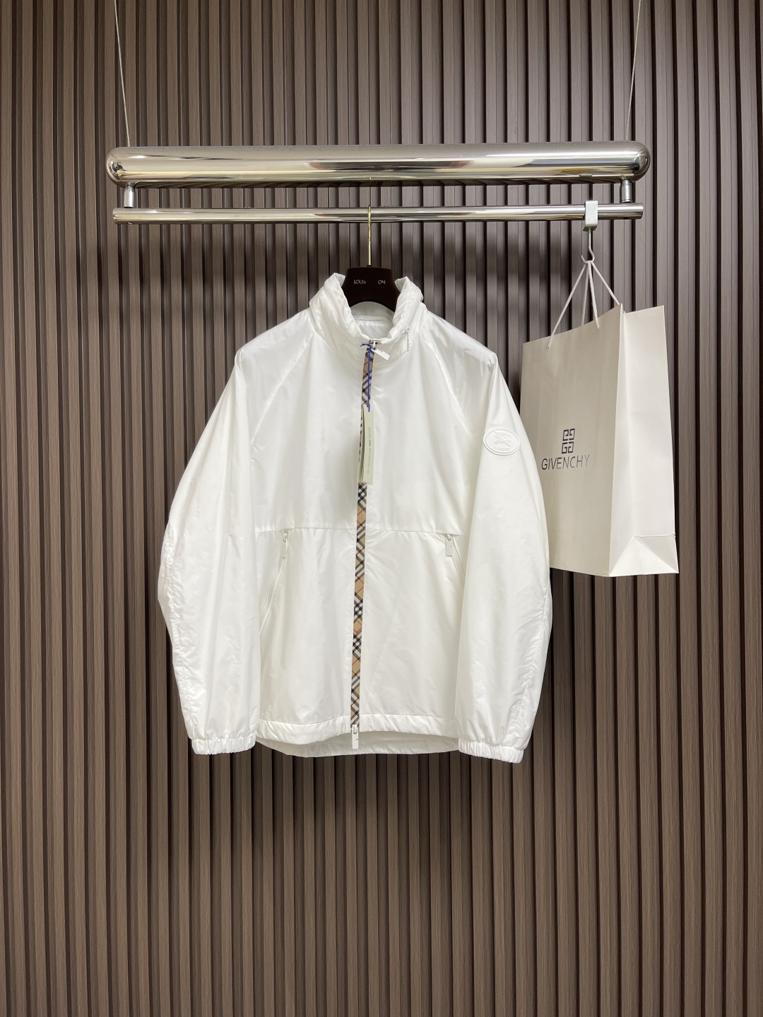 NO:516690,Burberry 2025Fw new plaid nylon stand-neck sunscreen jacket, incorporates Burberry plaid strip and B-shaped zipper head. The texture is light and provides a casual style. Decorative Knight's seal decals are derived from the classic pattern of the 1980s brand bag. Size 48-56, burberry, jackets & coats, alexander wang19860909Burberry 2025Fw新款格纹尼龙立领防晒外套,融入 Burberry 格纹饰带和B 字型拉链头.质地轻盈,呈现休闲版型.装饰骑士印章贴花,源自 1980年代品牌包款的典藏图案.尺码48-56,,burberry,jackets & coats,alexander wang,Men's clothing