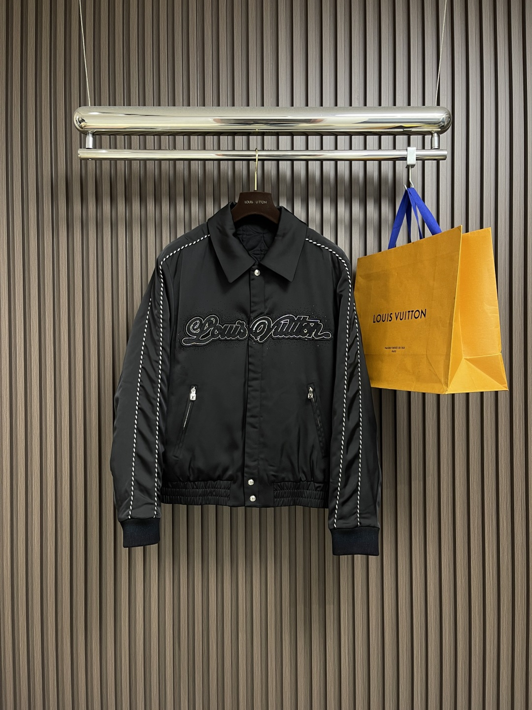 NO:514115,LV hot diamond silk tug baseball suit, using recycled nylon fabric, nylon semi-matte twill cloth, lining with human silk twill satin, special embroidery machine 2200# wash cotton, embroidered cotton lining, Zhangzi uses Japanese imported Tajima embroidery machine, acetic acid twill satin white base, satin gloss as hot diamond base, can set off light more scattered, a total of three groups of flower patterns form a complete Zhangzi pattern, all reference the Y version of the 1:1 restore position, pure hand-made single specification single number position number number position number, use two specifications of imitation Aoji diamond 4 and 2 li, hand-made diamond patches for hot diamond flower pattern, hot diamond flower pattern pure hand-made stamp, all the surrounding corners are placed in the black line inside the embroidery, constant temperature and time automatic pressing to ensure water-resistant and fastness. Customized auxiliary materials, complete three standards. Size M-3XL,,louis  vuitton,alexander wang19860909LV 烫钻丝绸束腰棒球服,采用再生锦纶面料,锦纶半消光斜纹布,里布采用人丝斜纹缎面,特种绣花机2200＃洗水棉,绣竖条间棉里布,章仔采用日本进口田岛绣花机刺绣,醋酸斜纹缎面本白色打底,缎面光泽度高作为烫钻底,可以衬托光线更加四散,总共三组花型组成完整章仔图案,水钻位置全部参照Y版1:1还原位置,纯手工单规格单颗数位置数量做刷钻模,采用仿奥钻4里跟2里两种规格,手工刷钻贴做烫钻花稿,烫钻花稿纯手工摆章仔,四周角落全部对绣花黑线内里落位 恒温恒时自动化压烫确保耐水洗牢度.定制辅料,三标齐全.尺码M-3XL,,louis vuitton,alexander wang,Men's clothing