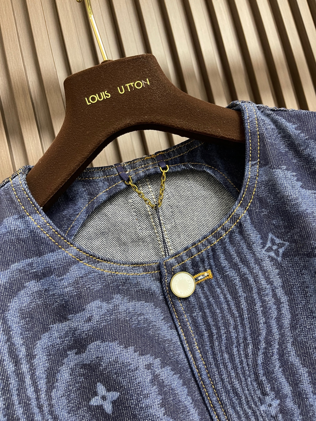 🛒🛒LV 树纹牛仔无领长袖外套，FW25早秋男士系列无领丹宁铆钉全幅标识印花长袖牛仔男款蓝色，这件无领为