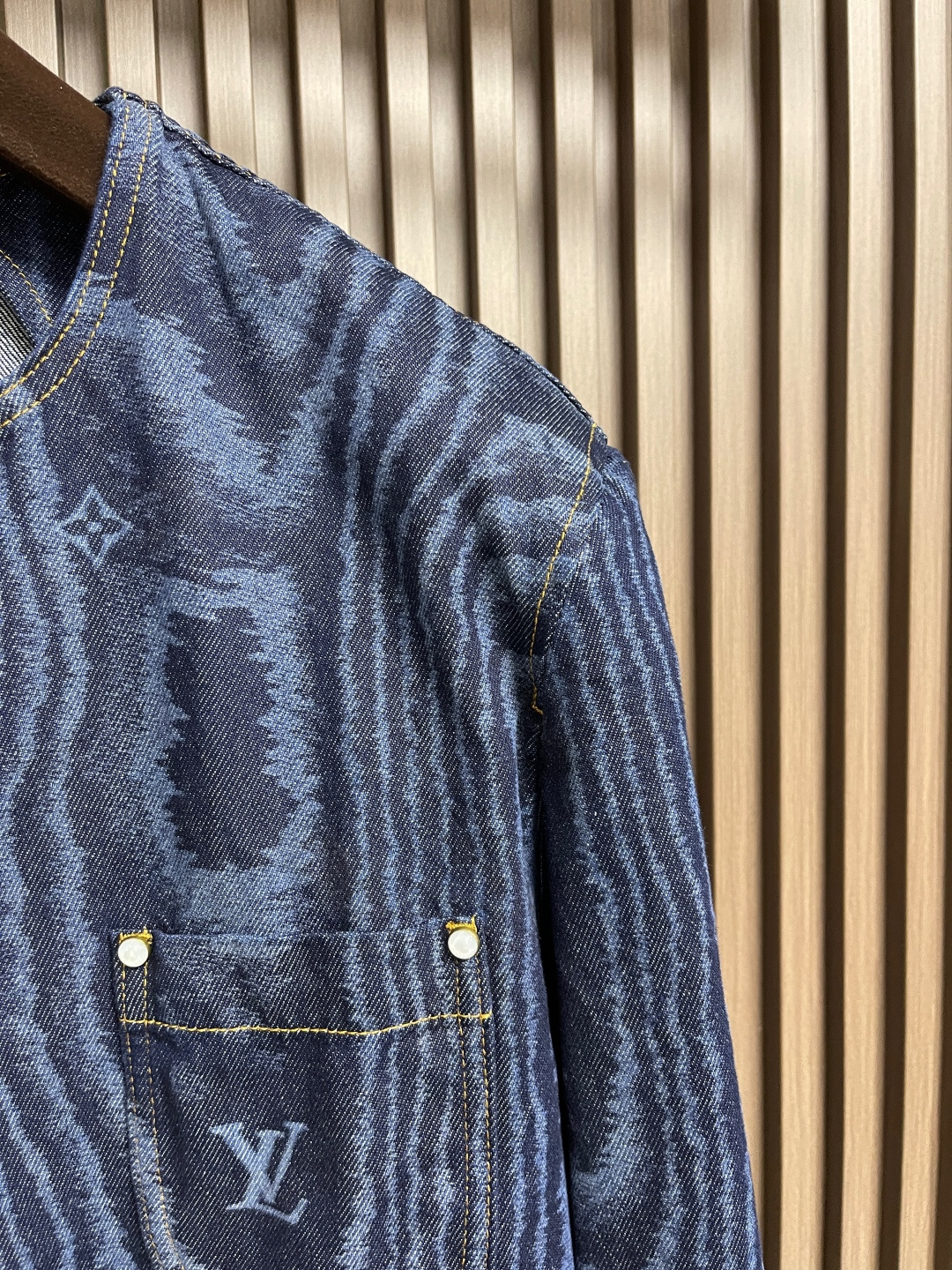 🛒🛒LV 树纹牛仔无领长袖外套，FW25早秋男士系列无领丹宁铆钉全幅标识印花长袖牛仔男款蓝色，这件无领为