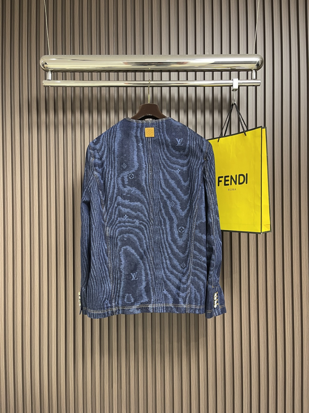 🛒🛒LV 树纹牛仔无领长袖外套，FW25早秋男士系列无领丹宁铆钉全幅标识印花长袖牛仔男款蓝色，这件无领为