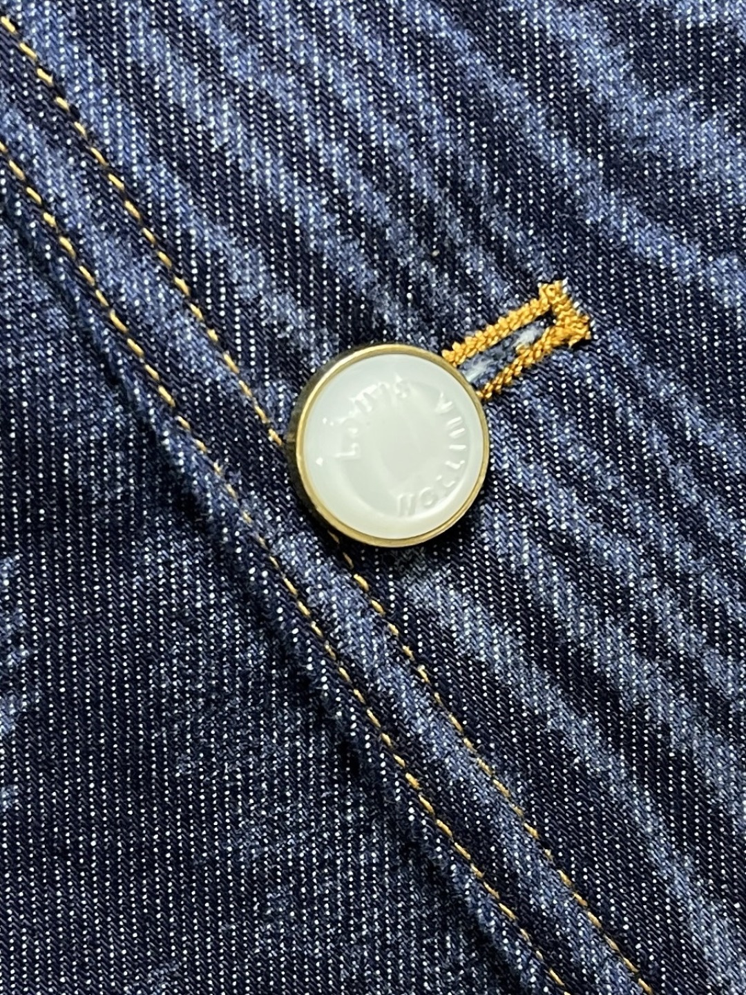 🛒🛒LV 树纹牛仔无领长袖外套，FW25早秋男士系列无领丹宁铆钉全幅标识印花长袖牛仔男款蓝色，这件无领为