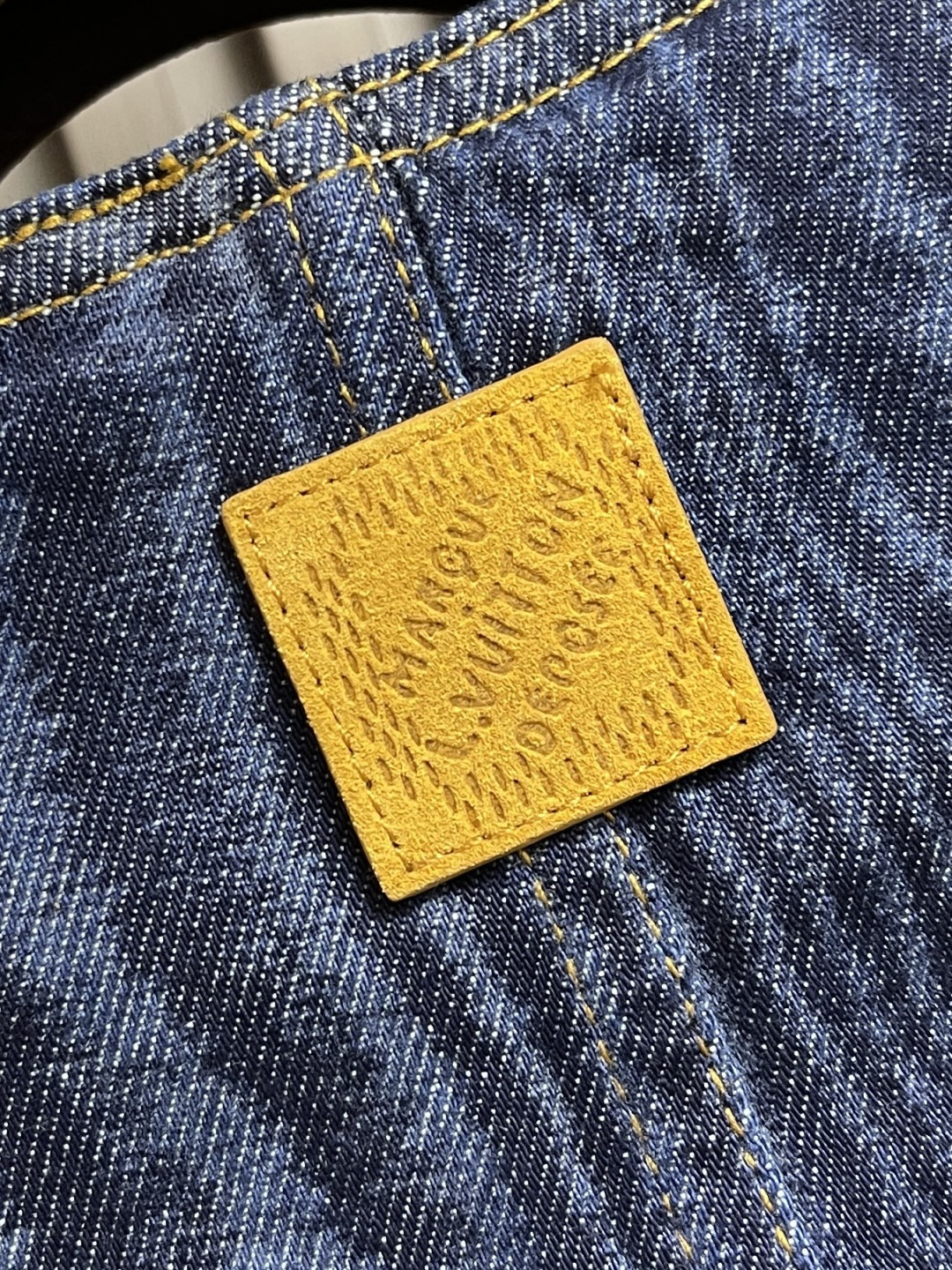 🛒🛒LV 树纹牛仔无领长袖外套，FW25早秋男士系列无领丹宁铆钉全幅标识印花长袖牛仔男款蓝色，这件无领为