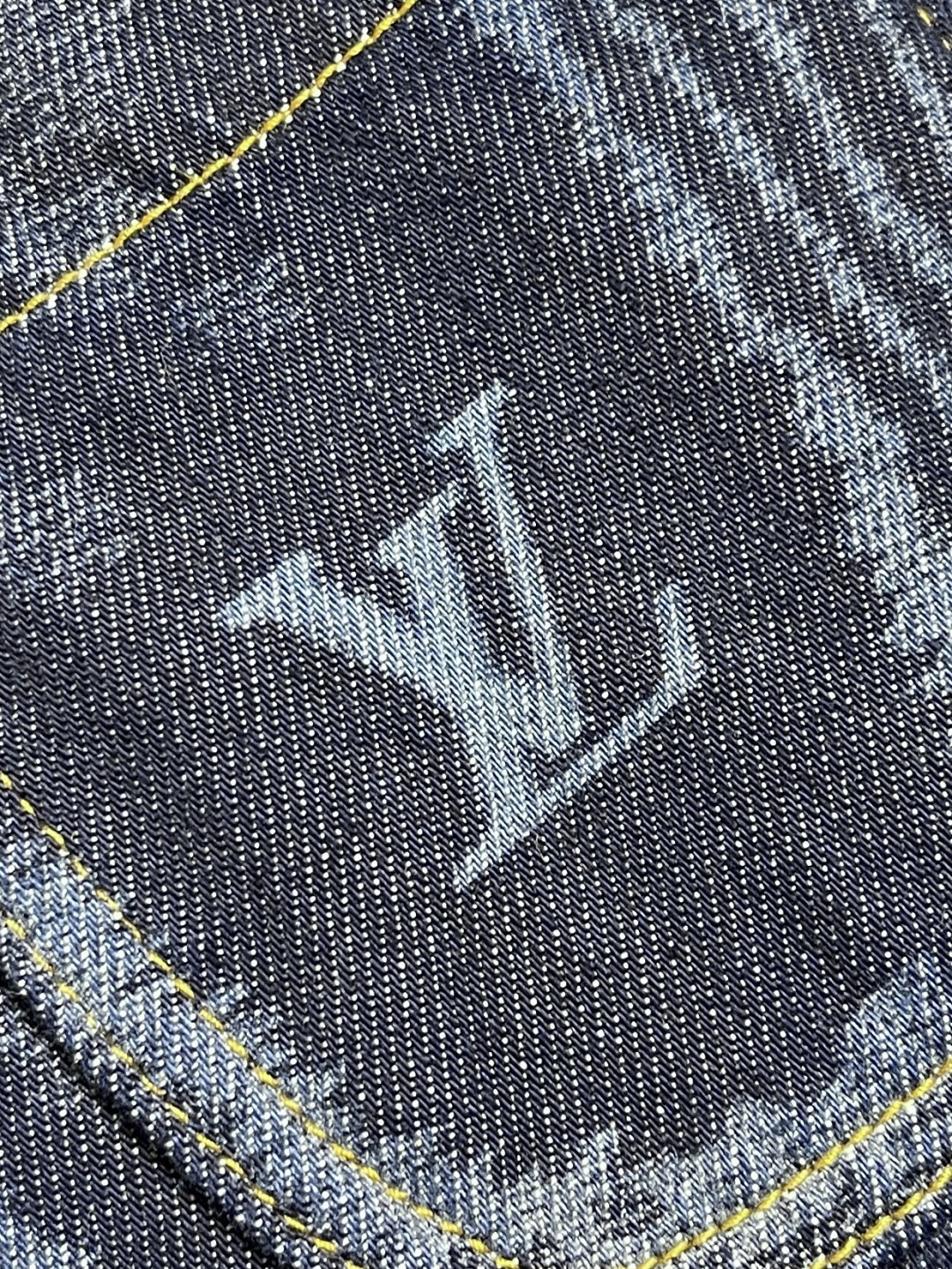 🛒🛒LV 树纹牛仔无领长袖外套，FW25早秋男士系列无领丹宁铆钉全幅标识印花长袖牛仔男款蓝色，这件无领为