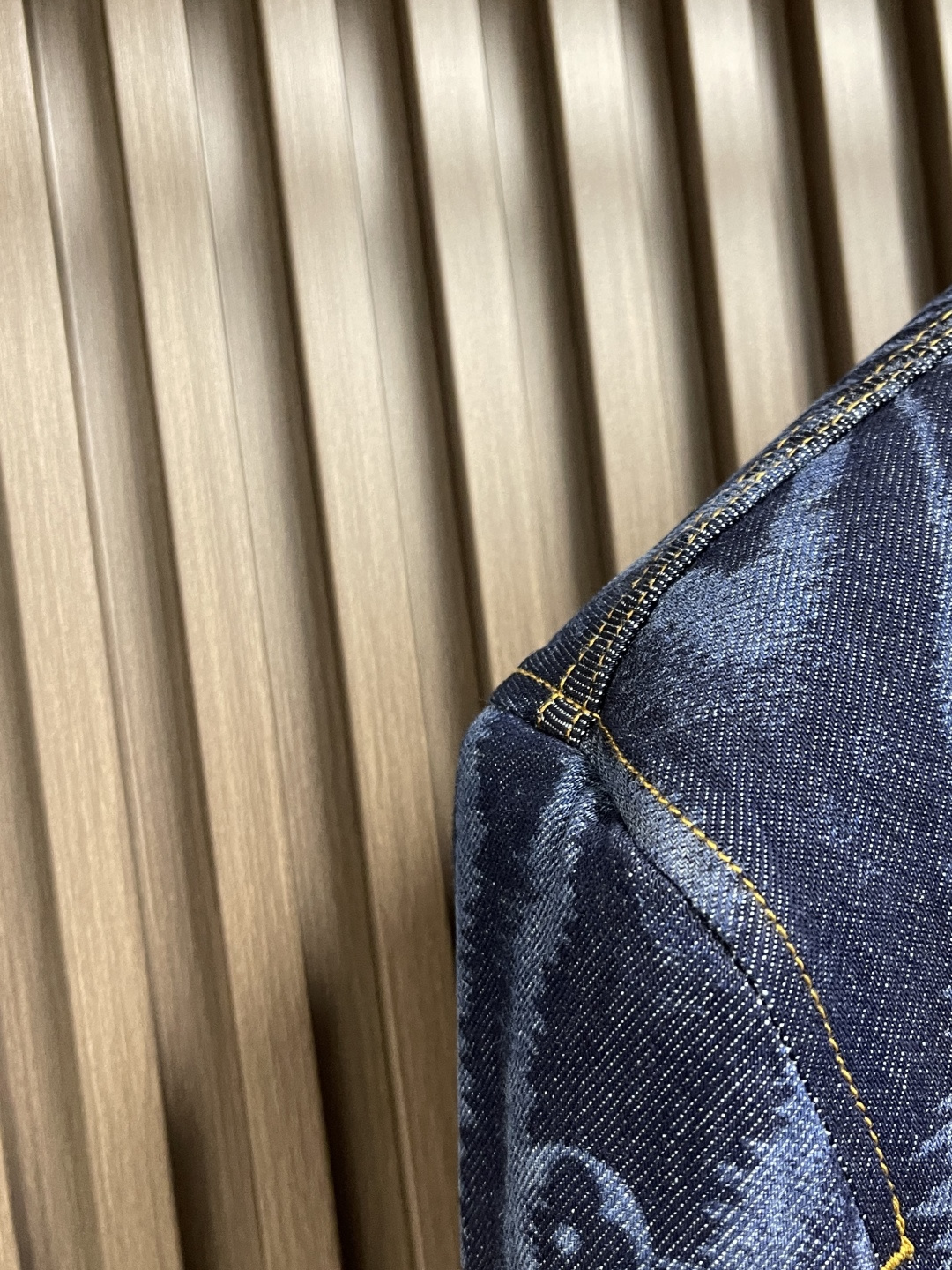 🛒🛒LV 树纹牛仔无领长袖外套，FW25早秋男士系列无领丹宁铆钉全幅标识印花长袖牛仔男款蓝色，这件无领为