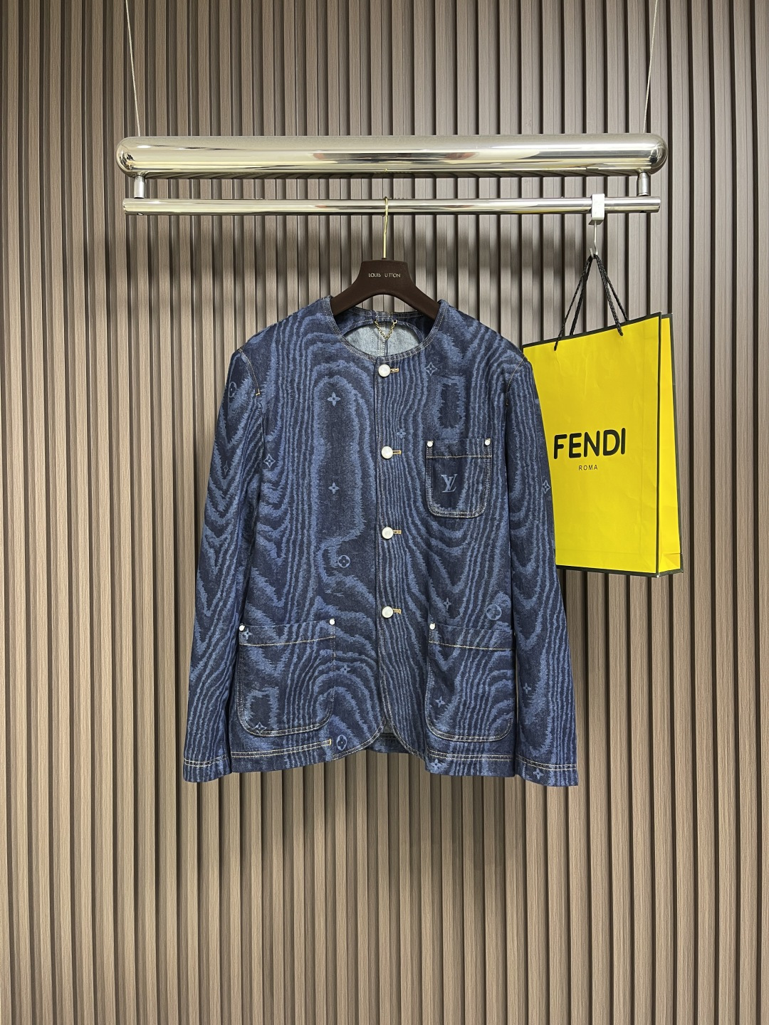 NO:514154,LV tree pattern denim collarless long-sleeved jacket, FW25 early autumn men's series collarless denim rivet full-sleeved logo print long-sleeved denim men's blue, this collarless piece is laid out with the LV Moire pattern, and the Monogram logo is implicitly integrated into it to create a shiny texture like mulberry silk. Marque L.Vuitton Deposee nubonic label is housed behind it, and can create a modern look with the same style. Size 46-52,,louis vuitton, jackets & coats,alexander wang19860909LV 树纹牛仔无领长袖外套,FW25早秋男士系列无领丹宁铆钉全幅标识印花长袖牛仔男款蓝色,这件无领为丹宁布铺陈 LV Moire 图案,并将 Monogram标识含蓄融入其间,营造桑蚕丝般的莹泽质感.Marque L.Vuitton Deposee 正绒面革标签栖身背后,可与同款共筑摩登造型.尺码46-52,,louis vuitton,jackets & coats,alexander wang,Men's clothing