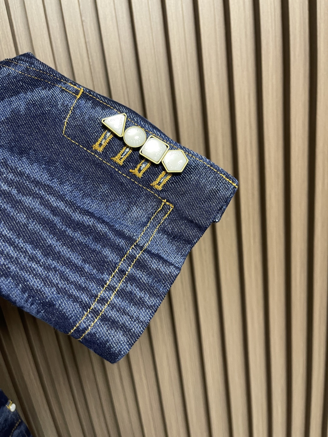 🛒🛒LV 树纹牛仔无领长袖外套，FW25早秋男士系列无领丹宁铆钉全幅标识印花长袖牛仔男款蓝色，这件无领为
