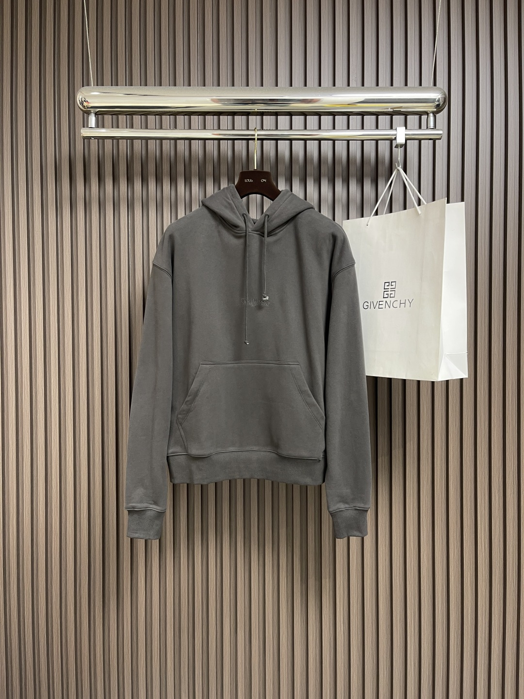 NO:520268,YS SaintLaurent embroidered hooded sweatshirt, customized dyed cotton cationic plaster worsted velvet, delicate and soft, comfortable skin-fitting, high-definition, restrained and deep, SAINT LAURENT embroidery in the same color, quietly emerged on the chest, outlining the brand logo, simple and elegant, smooth and natural, low-key posture, interpreting the ultimate elegance and unruly, a dreammaker who wrote the legend of Saint Laurent with unique brushstrokes, uses imported machine embroidery technology, uses advanced computer control systems and precise mechanical components to realize SaintLaurent logo embroidery operation, high precision, smooth and delicate lines, fabrics have been washed, with better texture, not easy to deform, not easy to shrink, not easy to fade, maintaining long-term beauty. Size S-XL,,saint  laurent,saint laurent,hoodie,sweatshirts,hats,alexander wang19860909YS SaintLaurent 刺绣连帽卫衣,定制定染棉阳离子铂尔精纺绒 细腻柔软 舒适贴肤 以高级深灰色为主基调 内敛而深邃 同色系的SAINT LAURENT刺绣悄然浮现于胸前 若隐若现地勾勒出品牌标识 剪裁简洁大方 线条流畅自然 以低调之姿 诠释着极致的高雅与不羁 以独特笔触书写圣罗兰传奇的造梦师,采用进口机刺绣工艺 使用先进的计算机控制系统和精密的机械部件 实现SaintLaurent 标识刺绣作业 精度高 线条流畅而细腻 面料都经过浇洗 手感质感更佳 不易变形 不易缩水 不易褪色 保持长久的美观.尺码S-XL,,saint laurent,saint laurent,hoodie,sweatshirts,hats,alexander wang,Men's clothing