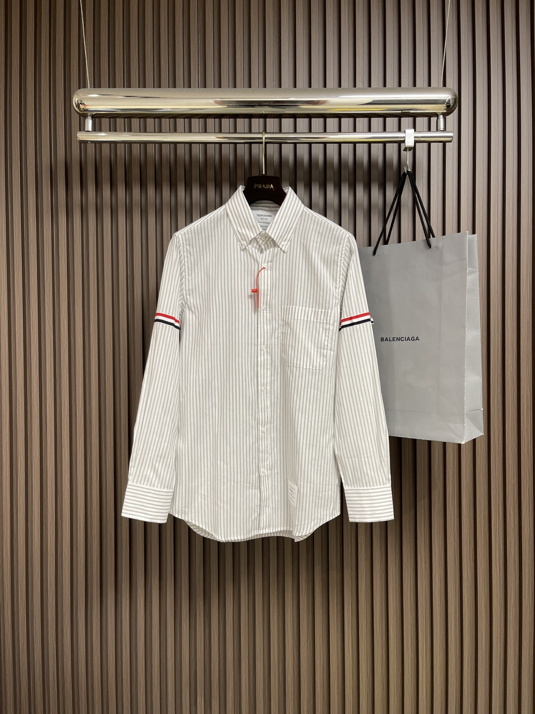 NO:516691,TB THOM BROWNE Webbing striped shirt, customized cotton woven striped natural weaving, refreshing and delicate, comfortable skin, low-key dark grey encounters classic stripes, deep and restrained stripes crisscrossing, unique and recognizable iconic striped grosgrain logo ornamental arm rings, elegantly wrapped around the sleeves, TB unique imprint labels are embellished at the hem, webbing is embellished like the finishing touch, three-color stripes are like a lively note, breaking the monotonym, injecting vitality and exquisiteness, is the condensation of the brand spirit, and is also a metaphor of identity, versatile, no boundaries, fashion and three-dimensional cutting, return to traditional craftsmanship techniques, through segmentation, folding, shrinking, and stretching techniques, the so-called slow work is the pursuit of material's pursuing feel, complex work, cumbersome, slow time, high loss, hot slabs are all made of high temperature over the purifier  Through the synergy between the heating plate and the pressure roller, apply high temperature and pressure to the fabric to make the surface of the fabric flat and crisp, wear-resistant and washable, the fabric is washed, with better texture, not easy to deform, not easy to shrink, not easy to fade, maintain long-term beauty. Size S-XL 1-2-3-4,,shirts,alexander wang19860909TB THOM BROWNE 织带条纹衬衫,定制全棉色织条纹天然织料 清爽细腻 舒适贴肤 低调深灰邂逅经典条纹 深邃而内敛条纹纵横交错 独具辨识度的标志性条纹罗缎标饰臂环 优雅地缠绕在袖臂之上 TB独特印记标签点缀于下摆处 织带为缀 如同点睛之笔 三色条纹似灵动音符 打破单调 注入活力与精致感 是品牌精神的凝练 亦是身份的隐喻 百搭不设限 时尚无边界,人体立体裁剪 回归传统工艺手法 通过分割 折叠 抽缩 拉展技术手法 所谓慢工出细活是对材料的尊重对手感的追求 做工复杂 繁琐 时效慢 损耗高,烫朴位均用高温过朴机 通过加热板和压力辊的协同作用 对布料施加高温和压力 使布料表面平整挺括 耐磨耐洗,面料都经过浇洗 手感质感更佳 不易变形 不易缩水 不易褪色 保持长久的美观.尺码S-XL 1-2-3-4,,shirts,alexander wang,Men's clothing