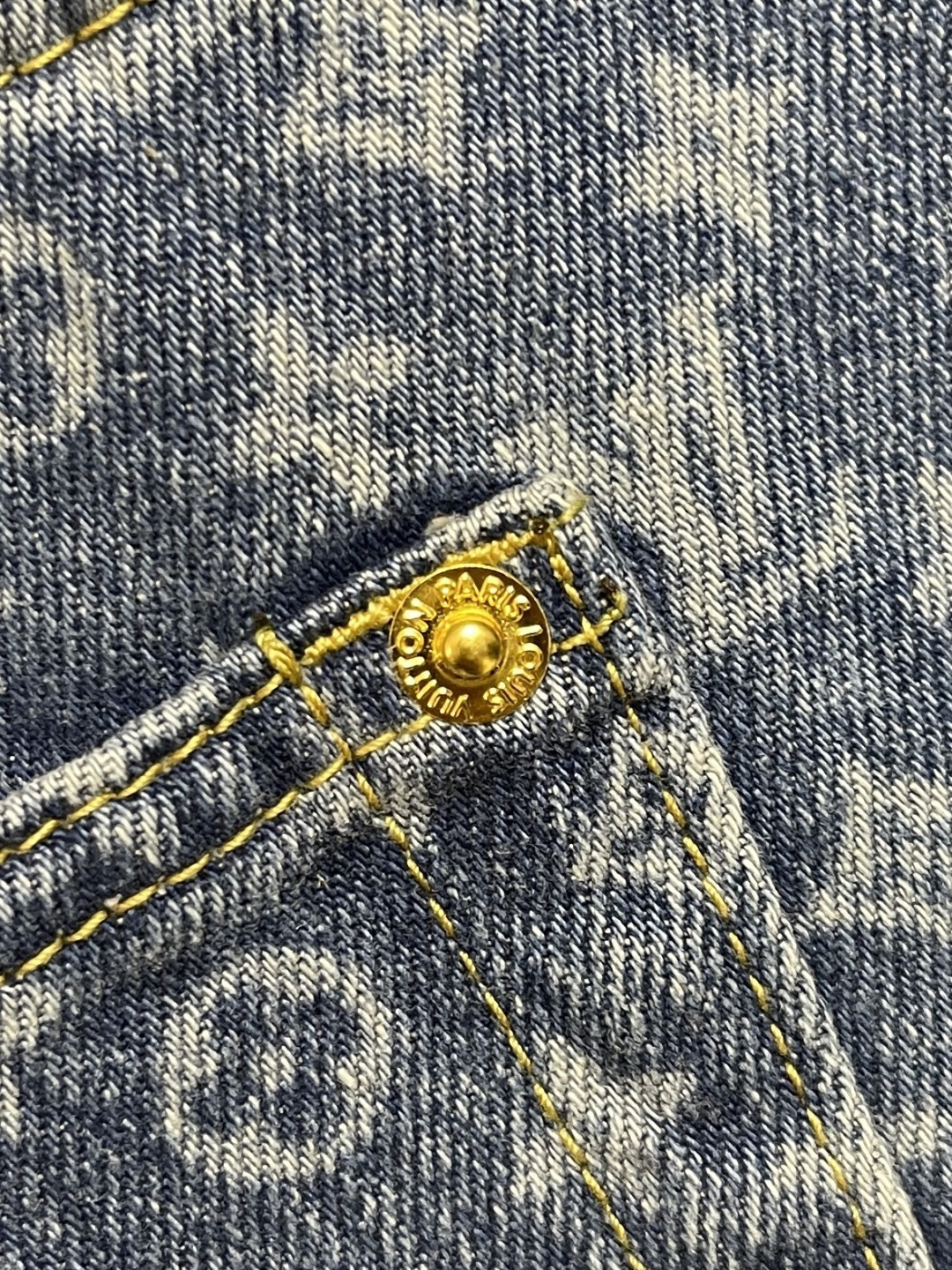 🛒🛒LV 满印喇叭牛仔裤，定制蓝影加密纯棉经典纹牛仔料，标志性Monogram图案铺陈其上，而其闲适的喇