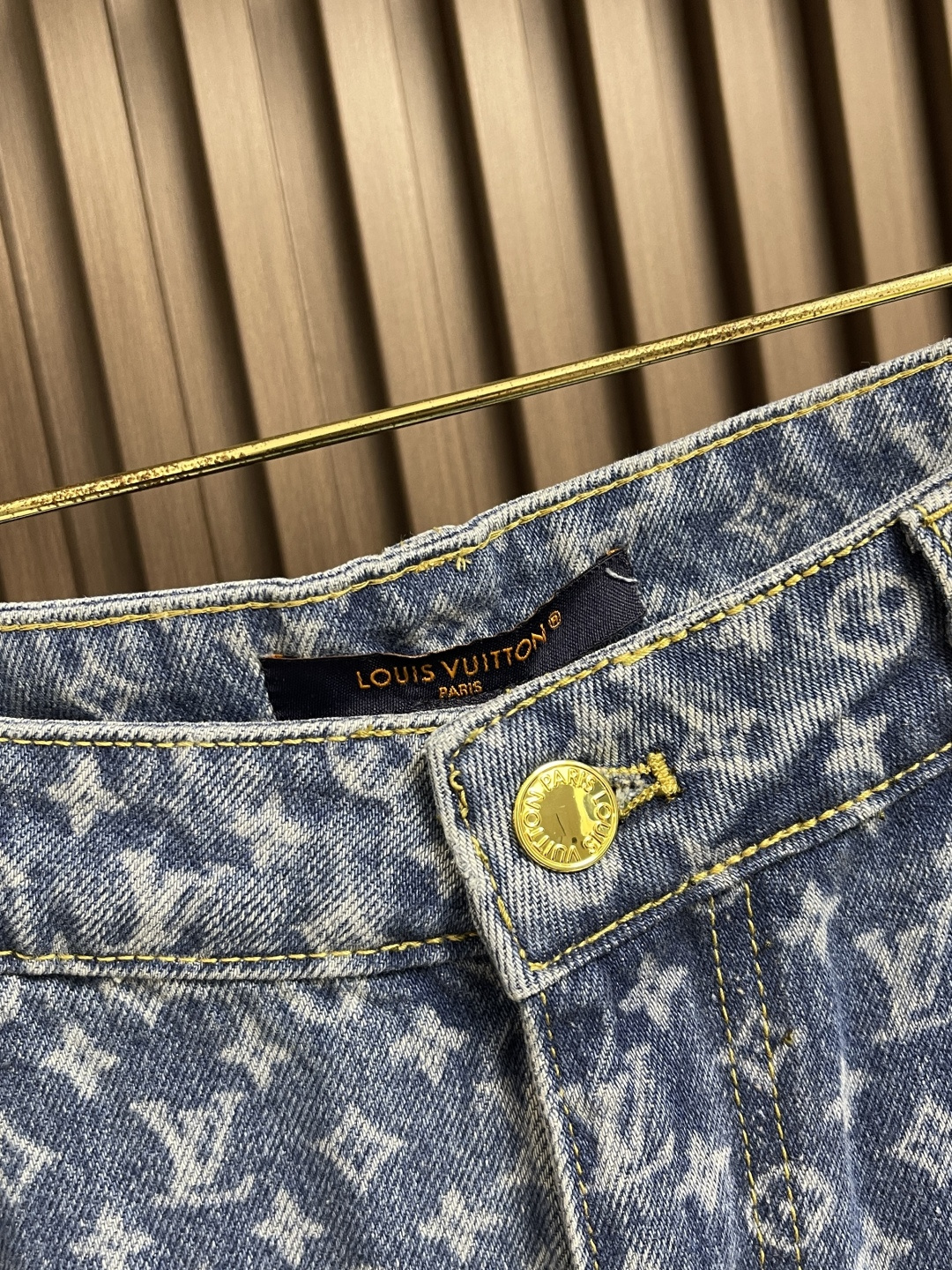 🛒🛒LV 满印喇叭牛仔裤，定制蓝影加密纯棉经典纹牛仔料，标志性Monogram图案铺陈其上，而其闲适的喇