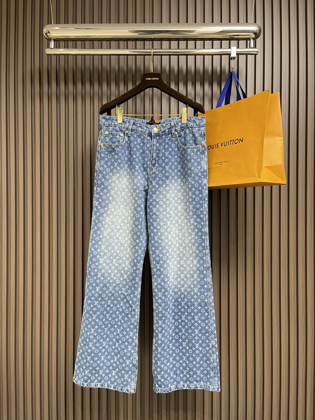 NO:514136,LV full-print horn jeans, customized blue shadow encrypted pure cotton classic denim material, the iconic Monogram pattern is spread on it, and its leisurely horn outline is the soul of this line, which exudes a high-end feeling from the inside out. The laser flowering process uses laser technology to carry out the advanced process of pattern drawing, projecting the laser to the surface of the material, making the material quickly heat to melt, forming an LV logo pattern, which can accurately control the position and shape, and wash water and stir-fry double-process. The denim material is first deslurry and pretreat, and then sand wash to produce a fading effect, so that the fried color will cause the denim to have a special contrasting color effect. Prioritize the positioning of the sprinkler and then rub it with your hands to create a gradient effect. Use a spray gun to spray the reagent to the designated position according to the design requirements, so that the reagent and the fabric will undergo chemical reaction.  Form a gradual gradient effect, and finally boil it in water and reinforce it. Size 36-38-40-42 S-XL,,louis vuitton,jeans,alexander wang19860909LV 满印喇叭牛仔裤,定制蓝影加密纯棉经典纹牛仔料,标志性Monogram图案铺陈其上,而其闲适的喇叭轮廓则是这条的灵魂所在,由内而外散发的高级感.激光烧花工艺,利用激光技术进行花纹刻划的先进工艺,将激光投射到材料表面,使材料局部迅速加热至熔化,形成LV标识图案,可以精确控制位置和形状,洗水轻炒双工艺,先对牛仔料进行退浆清洗预处理,再进行砂洗以产生褪色效果,从而通过特殊的化学处理进行炒色使牛仔出现特殊撞色效果.优先定位喷马溜再通过手搓出渐变效果,使用喷枪将试剂溶按照设计要求精确地喷到指定位置,让试剂与布料发生化学反应 形成循序渐进的渐变效果,最终再水煮加固.尺码36-38-40-42 S-XL,,louis vuitton,jeans,alexander wang,Men's clothing