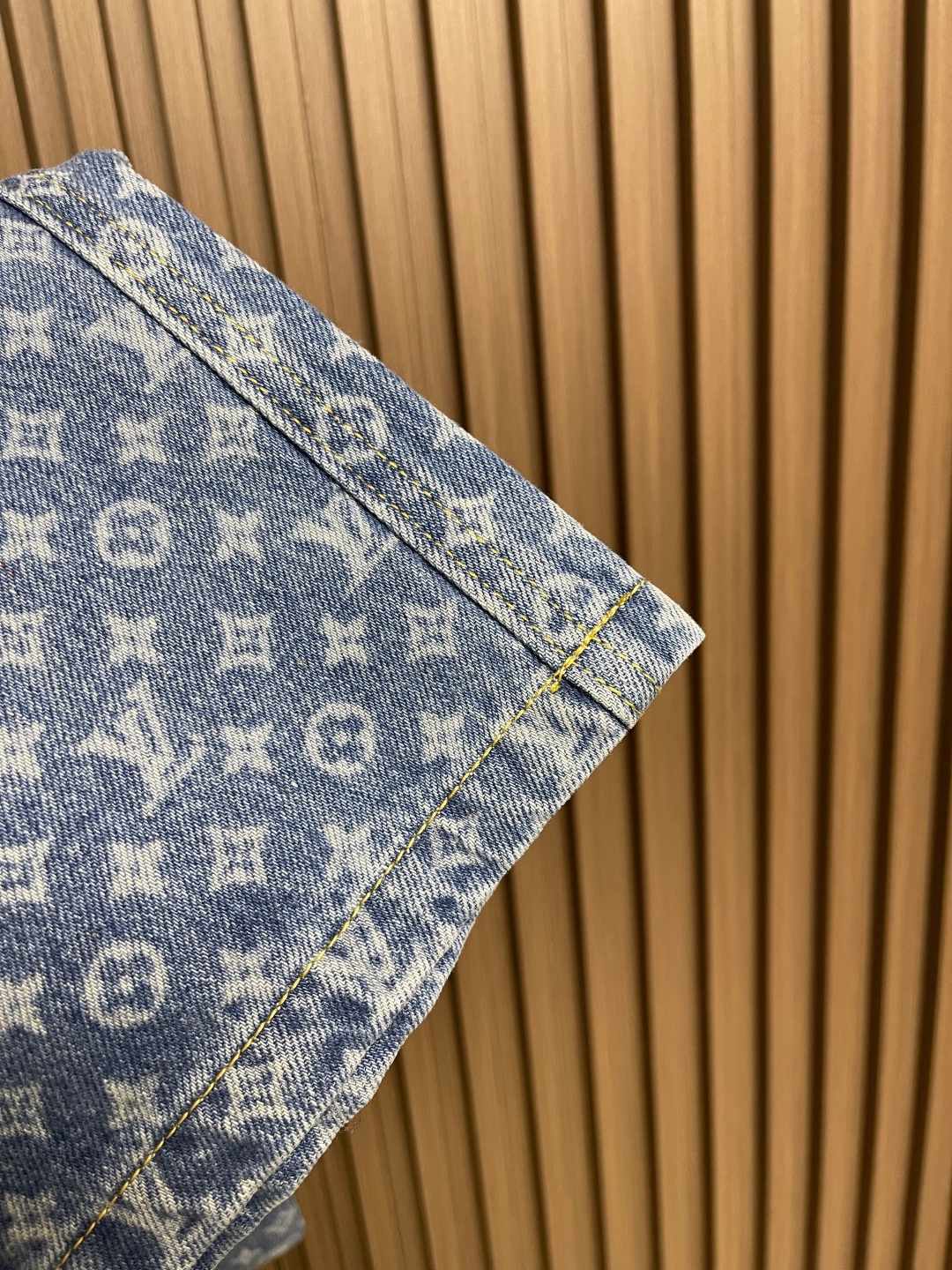 🛒🛒LV 满印喇叭牛仔裤，定制蓝影加密纯棉经典纹牛仔料，标志性Monogram图案铺陈其上，而其闲适的喇