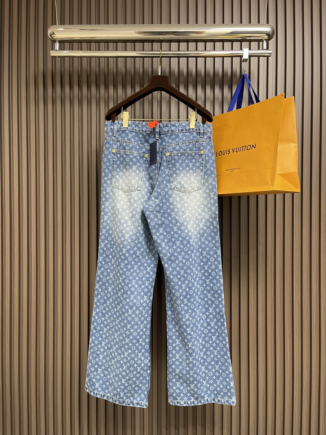 🛒🛒LV 满印喇叭牛仔裤，定制蓝影加密纯棉经典纹牛仔料，标志性Monogram图案铺陈其上，而其闲适的喇