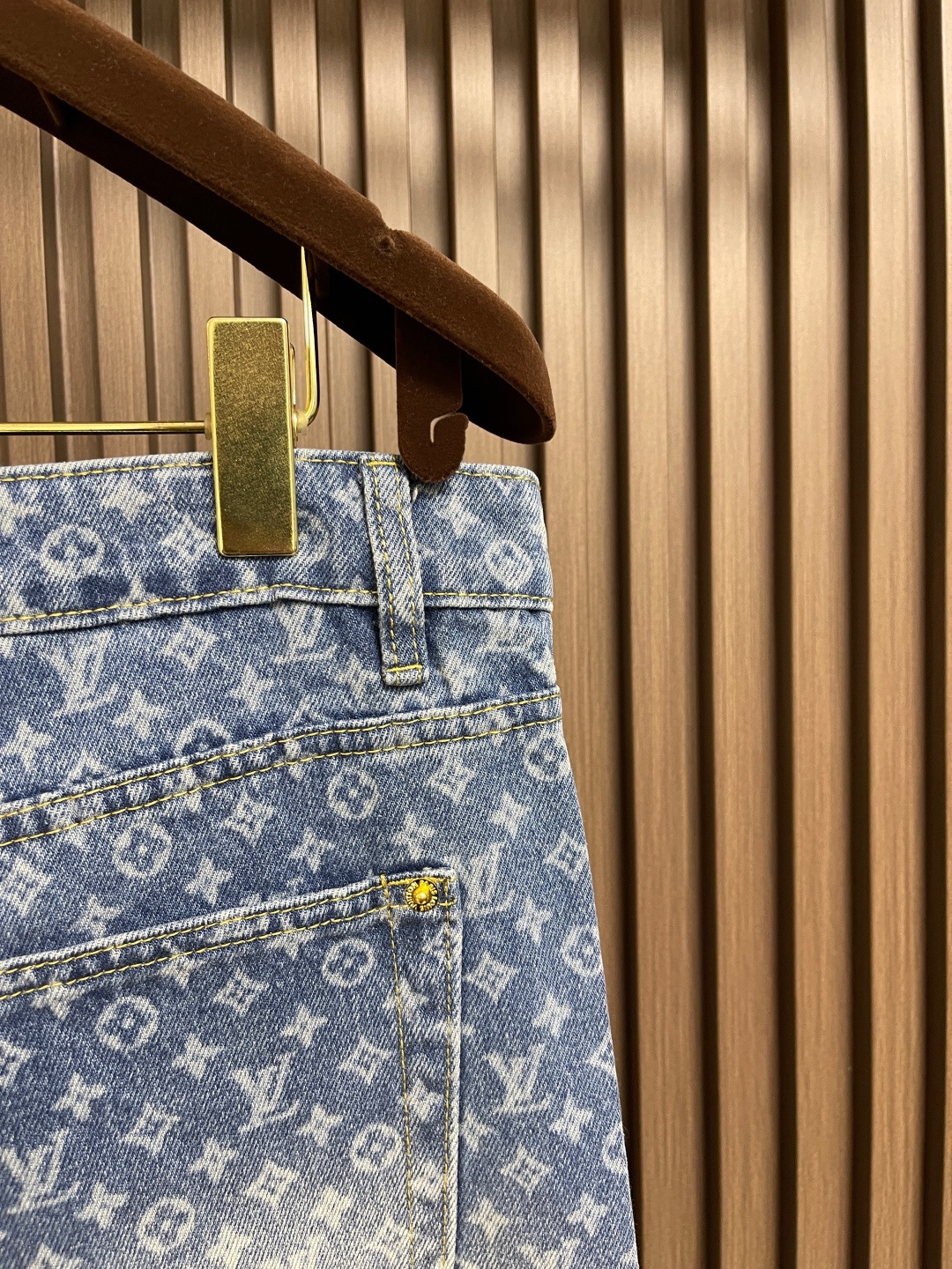 🛒🛒LV 满印喇叭牛仔裤，定制蓝影加密纯棉经典纹牛仔料，标志性Monogram图案铺陈其上，而其闲适的喇