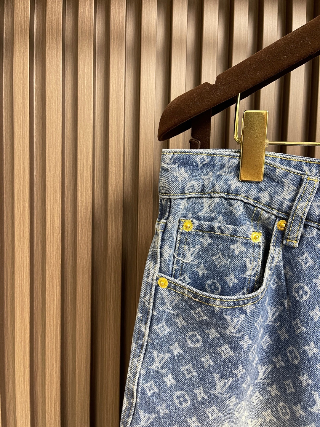 🛒🛒LV 满印喇叭牛仔裤，定制蓝影加密纯棉经典纹牛仔料，标志性Monogram图案铺陈其上，而其闲适的喇