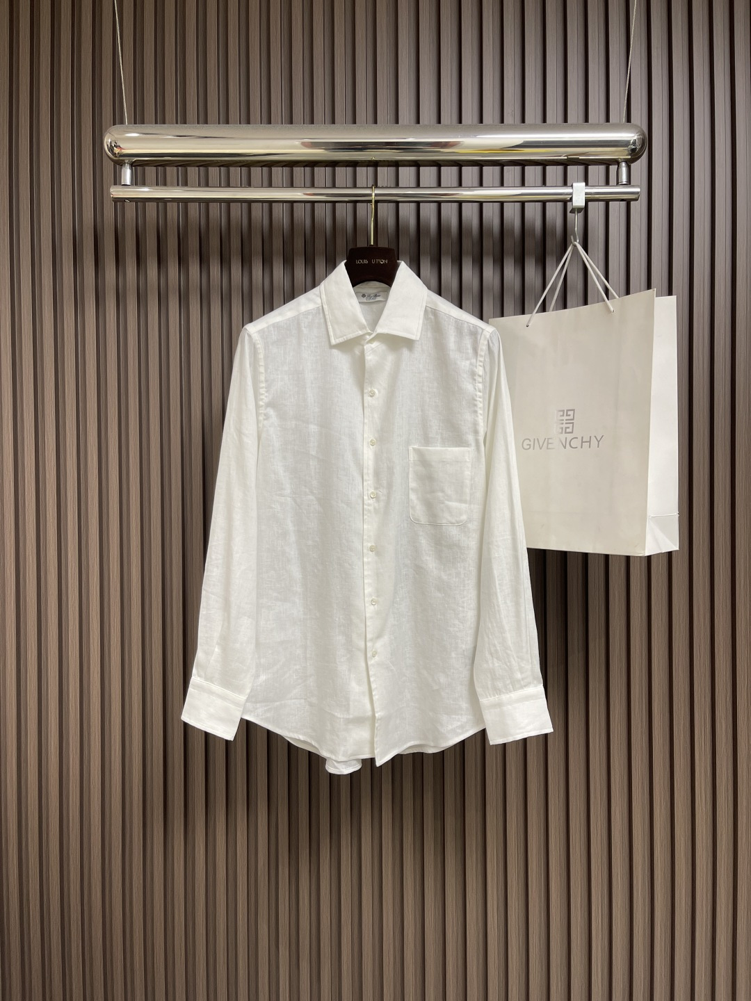 NO:516692,LP Loropiana 2025SS Autumn New Andre Men's Long Sleeve Shirts, the outstanding Andre Shirts are designed with lapels, which can be worn open as a coat, allowing you to create a unique temperament. This brand's iconic shirt is specially made of linen fabric in this spring and summer series, which reveals a refreshing feeling of wearing in a loose and soft appearance. Special treatment makes the fabric softer, smoother, more drape and less likely to wrinkle. For men who pursue elegance and casualness, a rare treasure that is unique. Size S-XL, loro piana, loro piana, shirts, alexander wang19860909LP Loropiana2025SS秋新款Andre男士长袖衬衫,卓尔不群的Andre衬衫为翻领设计,可以敞开着当外衣穿,让您打造与众不同的气质.这款品牌标志性衬衫在此春夏系列特别采用亚麻面料制作,松柔外观中透出清爽的穿着感.特别处理使面料更加柔软、顺滑,更富垂坠感且不易起皱.为追求高雅、休闲兼蓄的男士献上一件百不一遇的珍品.尺码S-XL,,loro piana,loro piana,shirts,alexander wang,Men's clothing