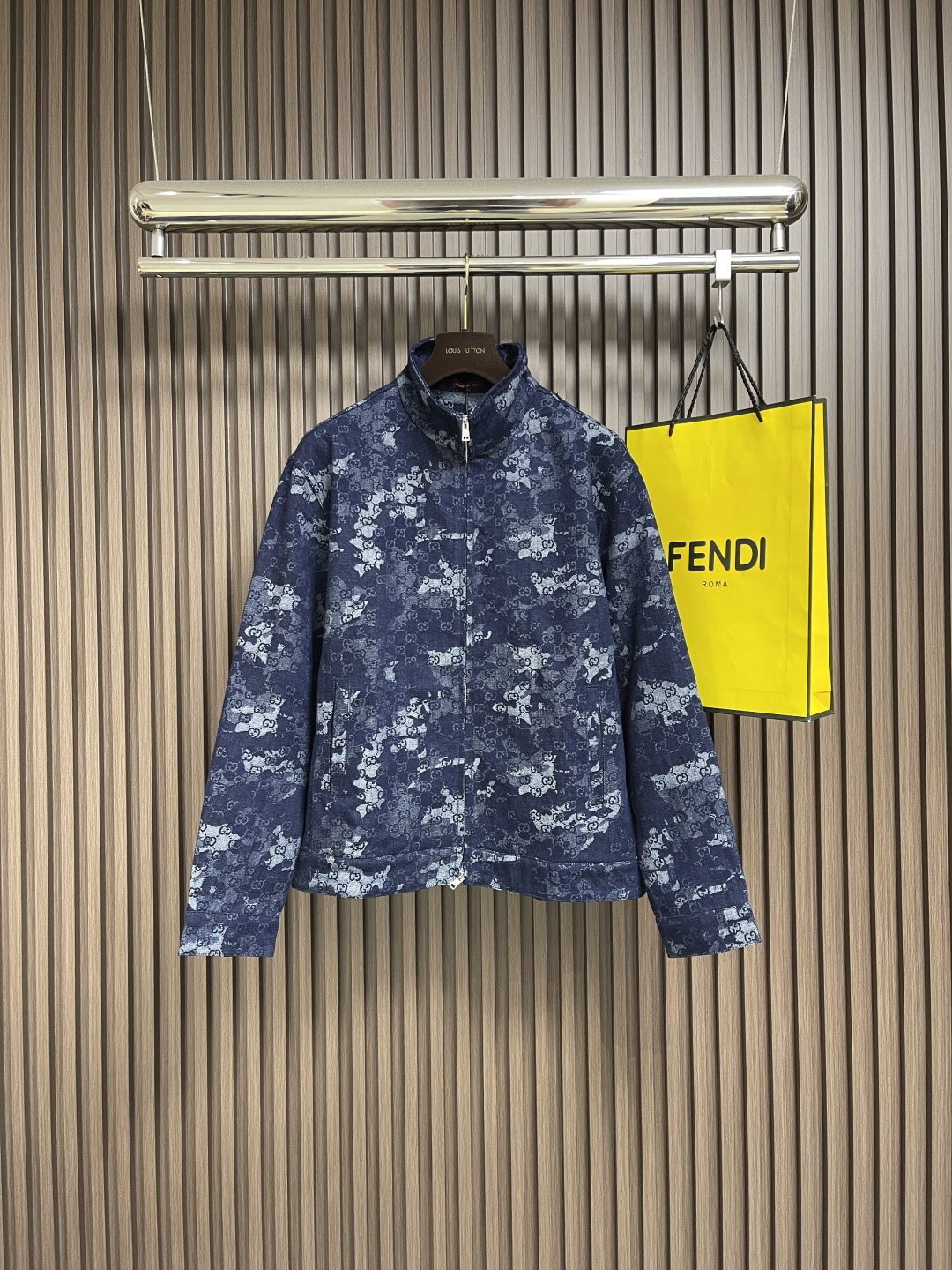 NO:514157,Gucci ss new GG jacquard denim jacket combines denim clothing items with exquisite details, making daily style more elegant. This jacket is made of dark blue and ivory white denim jacquard fabric, giving a unique GG marble effect. Size S-XL, gucci, jackets & coats, alexander wang19860909Gucci ss新款GG提花牛仔夹克 将丹宁服饰单品与精致细节融为一体,令日常造型更显高雅.这款夹克采用深蓝色和象牙白色丹宁提花面料打造,呈现别致GG大理石效果.尺码S-XL,,gucci,jackets & coats,alexander wang,Men's clothing