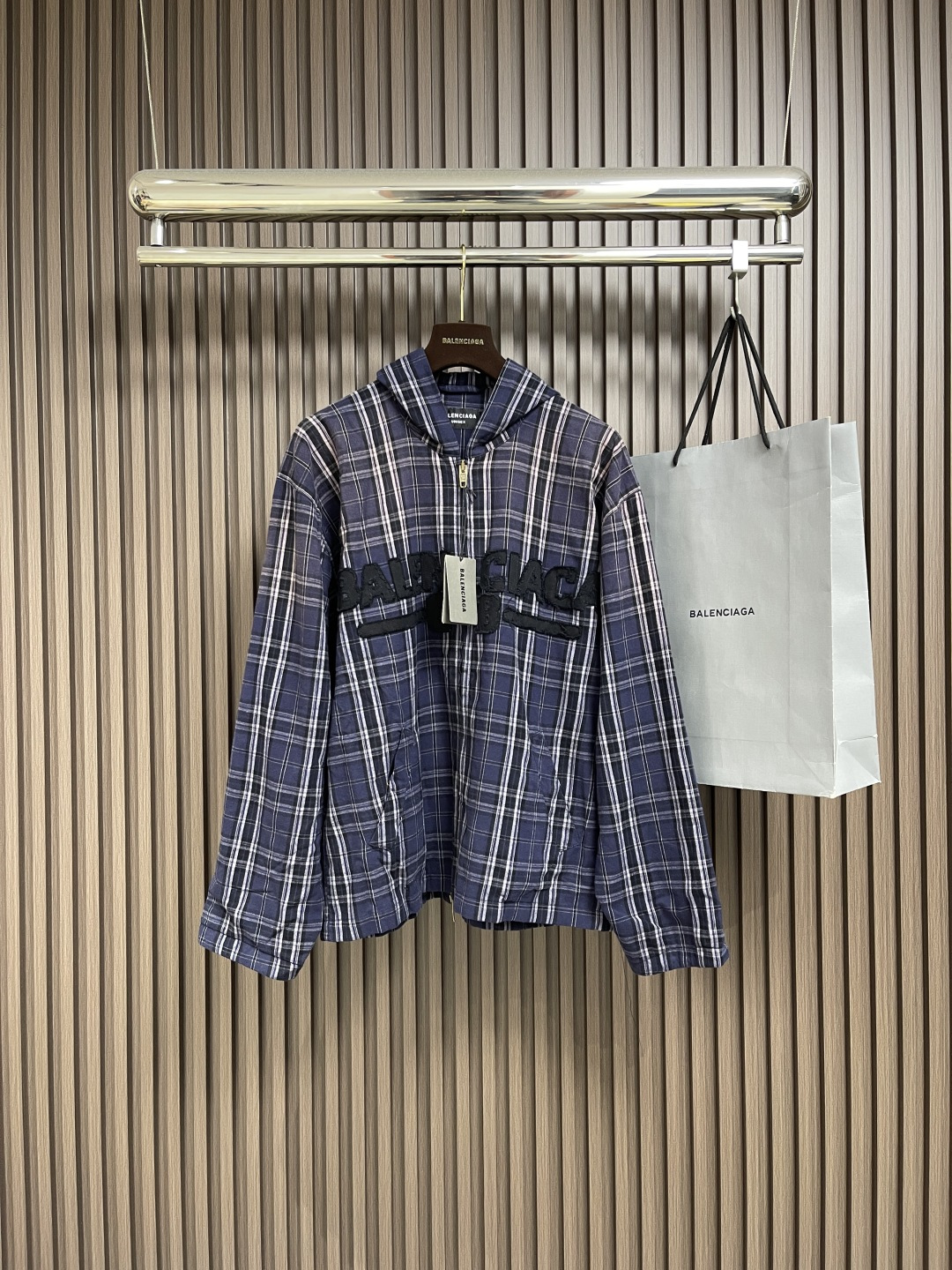 NO:515221,Tops, pants, Balenciaga 2025SS fall new style, navy blue color-blocked plaid hooded zipper sweatshirt jacket, hoodie set, customized dyed plaid cotton fabric, large cut (grid-to-place tailoring) front decoration with logoatch (apple embroidery) art work Retro edge effect Aging and washing fading effect Neutral style Men and women same style. Size S-M-L,,balenciaga,hoodie,sweatshirts,jackets & coats,hats,alexander wang19860909上衣 裤子 Balenciaga 2025SS秋季新款 海军蓝拼色格纹连帽拉链卫衣外套卫裤套装,定制定染格纹棉质面料 大版剪裁（对格对位剪裁） 正面饰以logoatch（贴布绣）艺术作品 复古磨边效果 做旧和水洗褪色效果 中性款 男女同款.尺码S-M-L,,balenciaga,hoodie,sweatshirts,jackets & coats,hats,alexander wang,Men's clothing