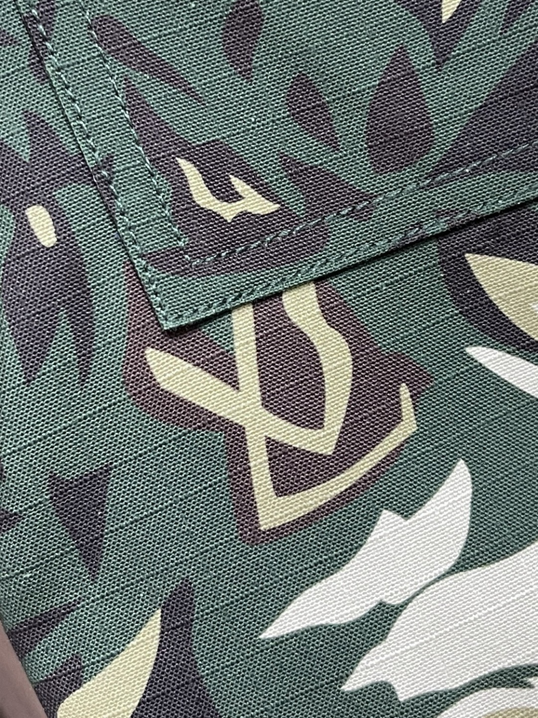 🛒🛒LV 2025FW早秋新品风琴袋迷彩工装长裤，本款都市工装裤为 LV Camo 图案含蓄融入Mono