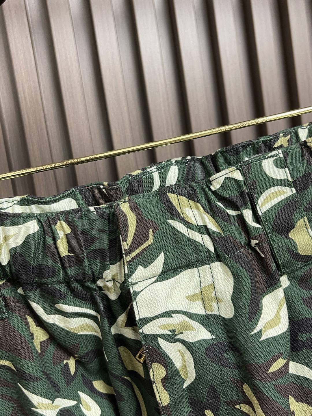 🛒🛒LV 2025FW早秋新品风琴袋迷彩工装长裤，本款都市工装裤为 LV Camo 图案含蓄融入Mono