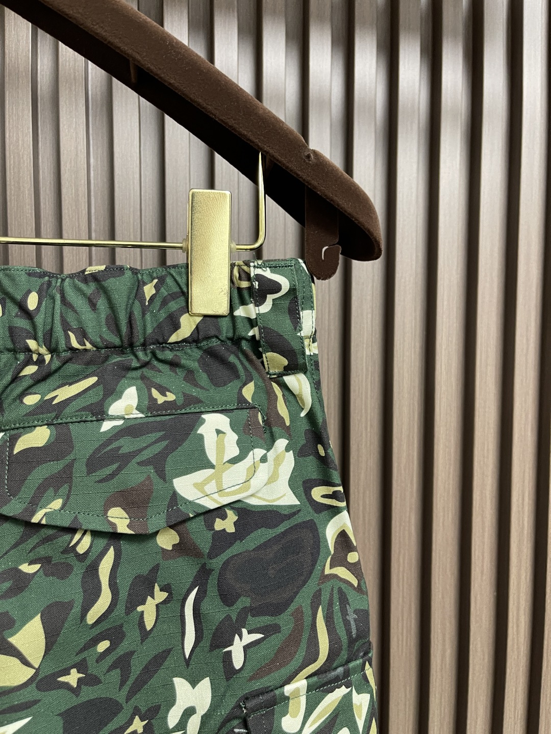 🛒🛒LV 2025FW早秋新品风琴袋迷彩工装长裤，本款都市工装裤为 LV Camo 图案含蓄融入Mono