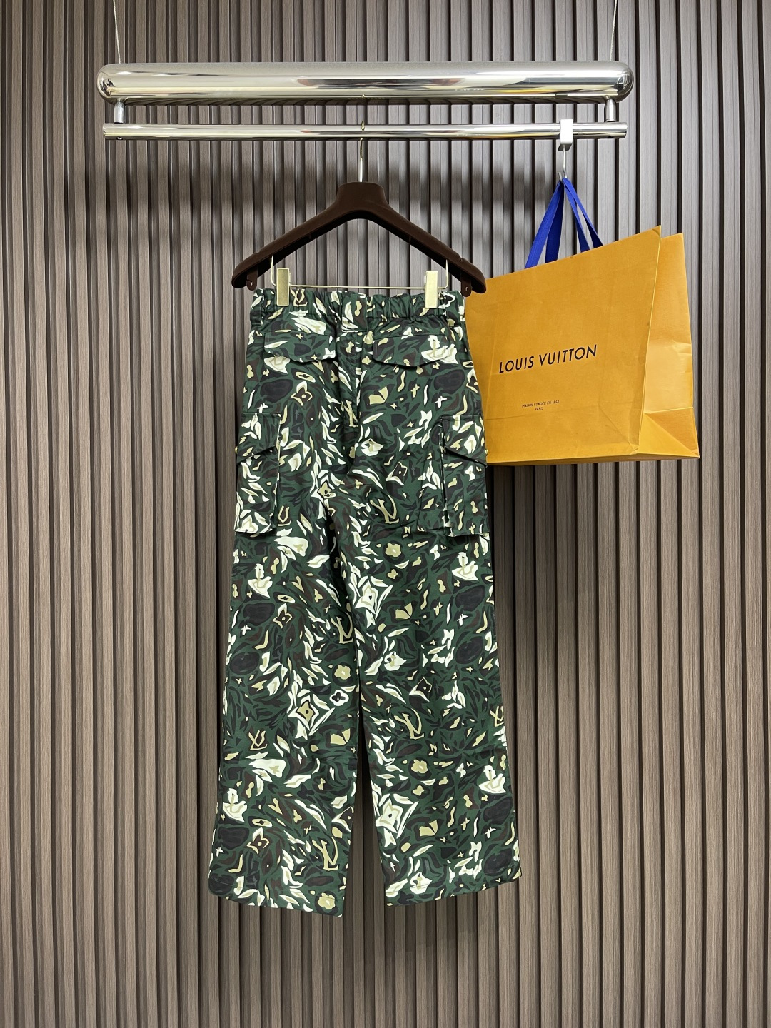 🛒🛒LV 2025FW早秋新品风琴袋迷彩工装长裤，本款都市工装裤为 LV Camo 图案含蓄融入Mono