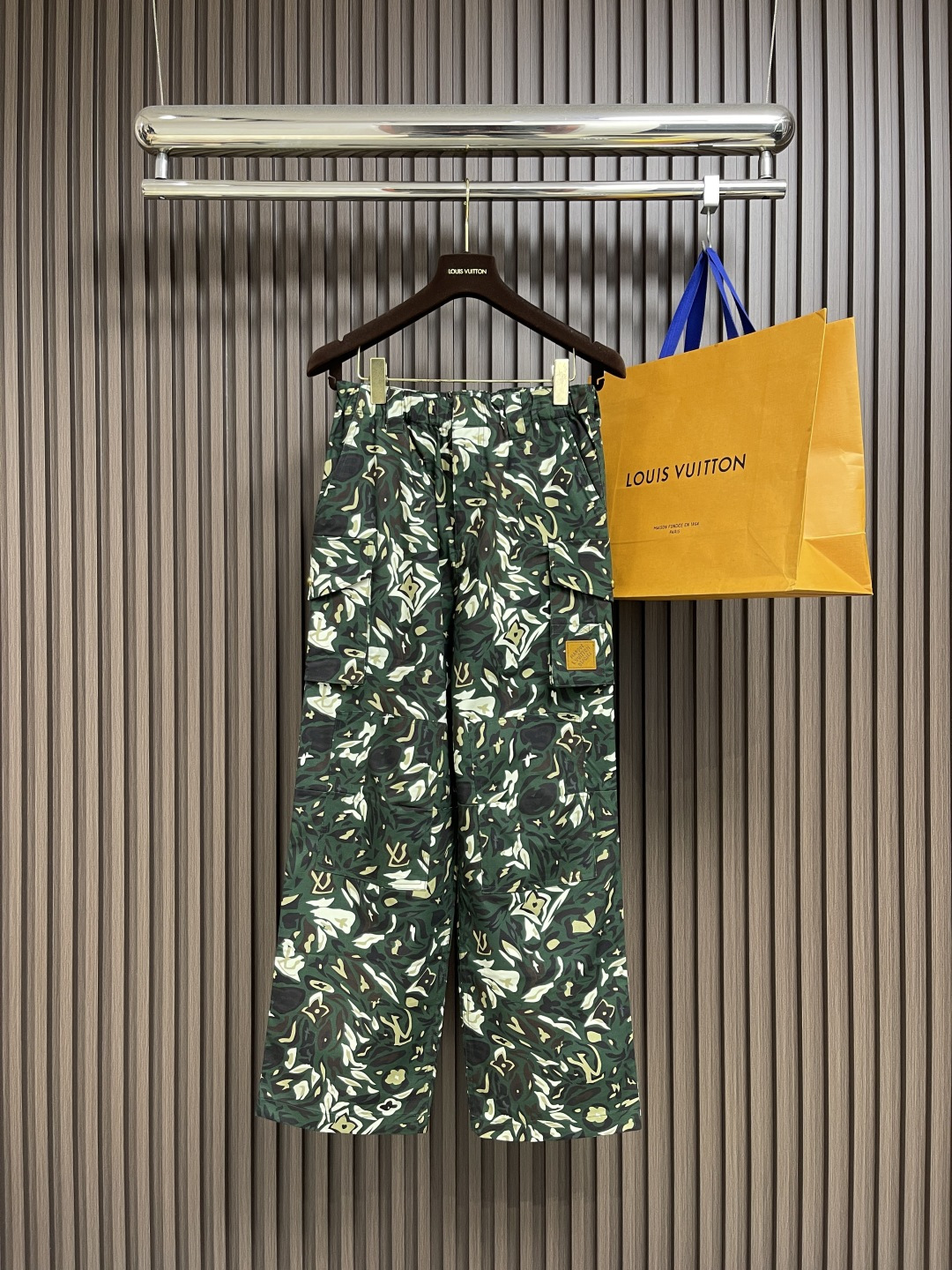 NO:514149,LV FW early autumn new organ bag camouflage work trousers. This urban work trousers are made of LV Camo pattern implicitly incorporated into the Monogram logo, showing the joint creativity of Pharrell Williams and Nigo in the autumn and winter series. Working pockets, knees are double-layer spliced ​​structure, and Marque L.Vuitton Deposee embellishes the left pocket. Size S-XL,,louis vuitton,alexander wang19860909LV FW早秋新品风琴袋迷彩工装长裤,本款都市工装裤为 LV Camo 图案含蓄融入Monogram标识,展现 Pharrell Williams与Nigo在秋冬系列的联袂创意.工装口袋,膝部呈现双层拼接结构,Marque L.Vuitton Deposee 贴饰点缀左侧口袋.尺码S-XL,,louis vuitton,alexander wang,Men's clothing