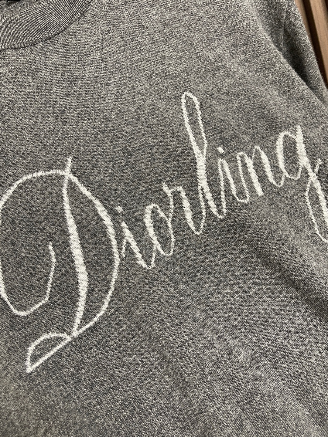 🛒🛒Dior 2025ss秋季新款针织短袖圆领t恤，是二零二五冬季系列新品，饰以灵感源自 Dior档案的