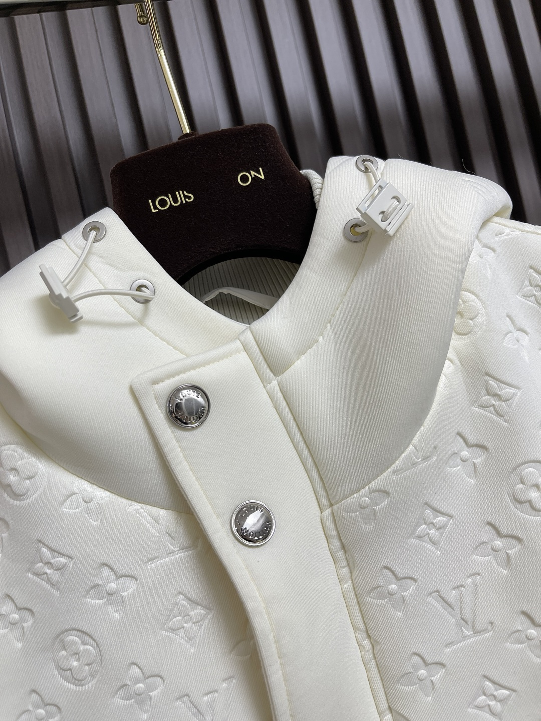 🛒🛒LV 2025ss秋季新款拼接连帽无袖马甲外套，定制五金，面料进口提花空气层棉，质感光泽垂感更强，品