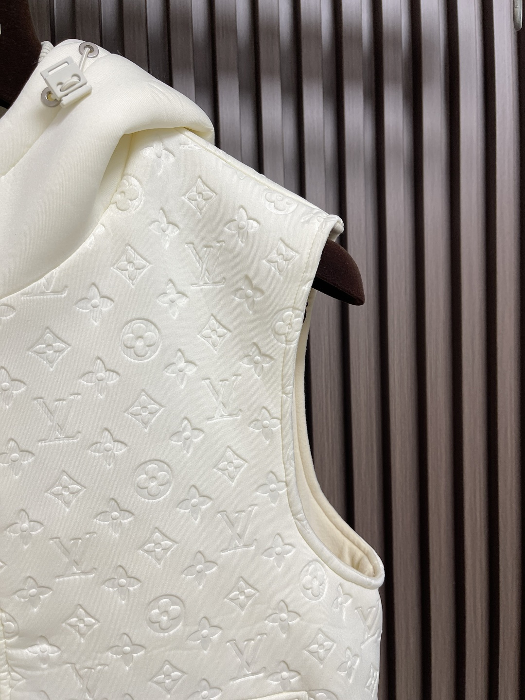 🛒🛒LV 2025ss秋季新款拼接连帽无袖马甲外套，定制五金，面料进口提花空气层棉，质感光泽垂感更强，品