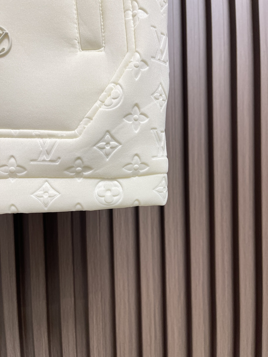 🛒🛒LV 2025ss秋季新款拼接连帽无袖马甲外套，定制五金，面料进口提花空气层棉，质感光泽垂感更强，品