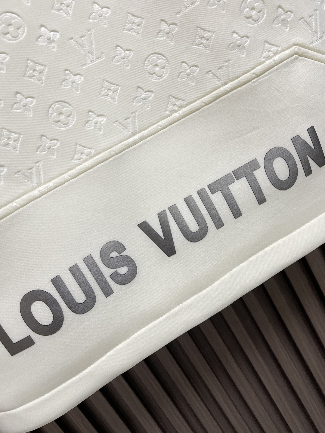 🛒🛒LV 2025ss秋季新款拼接连帽无袖马甲外套，定制五金，面料进口提花空气层棉，质感光泽垂感更强，品