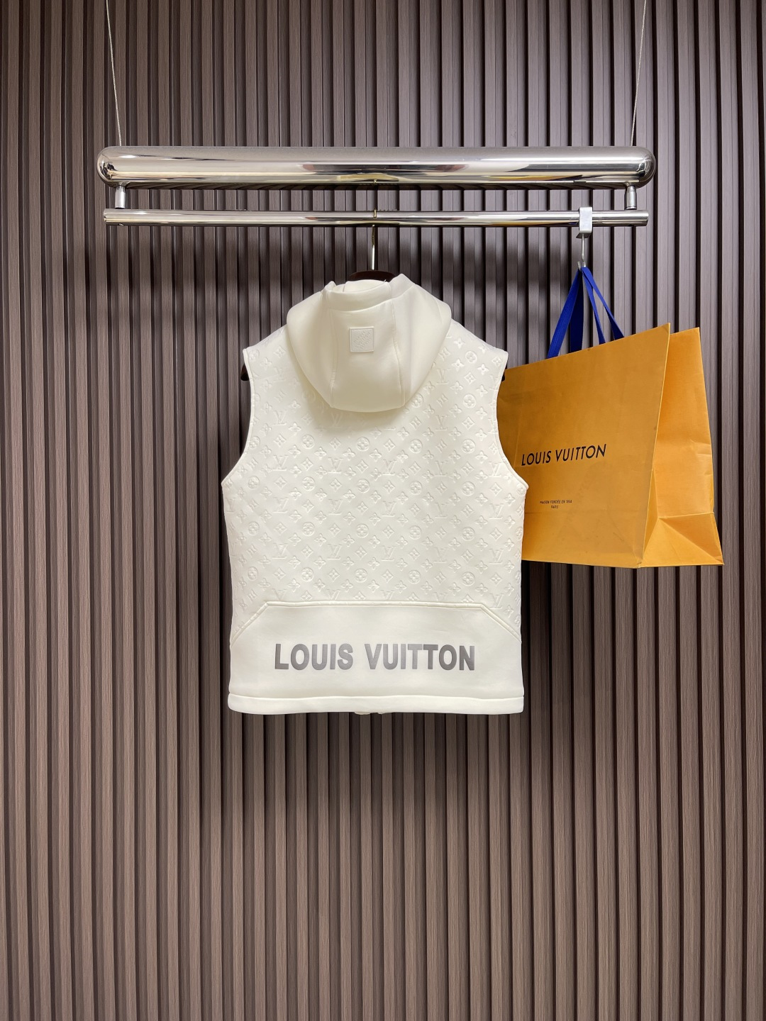 🛒🛒LV 2025ss秋季新款拼接连帽无袖马甲外套，定制五金，面料进口提花空气层棉，质感光泽垂感更强，品