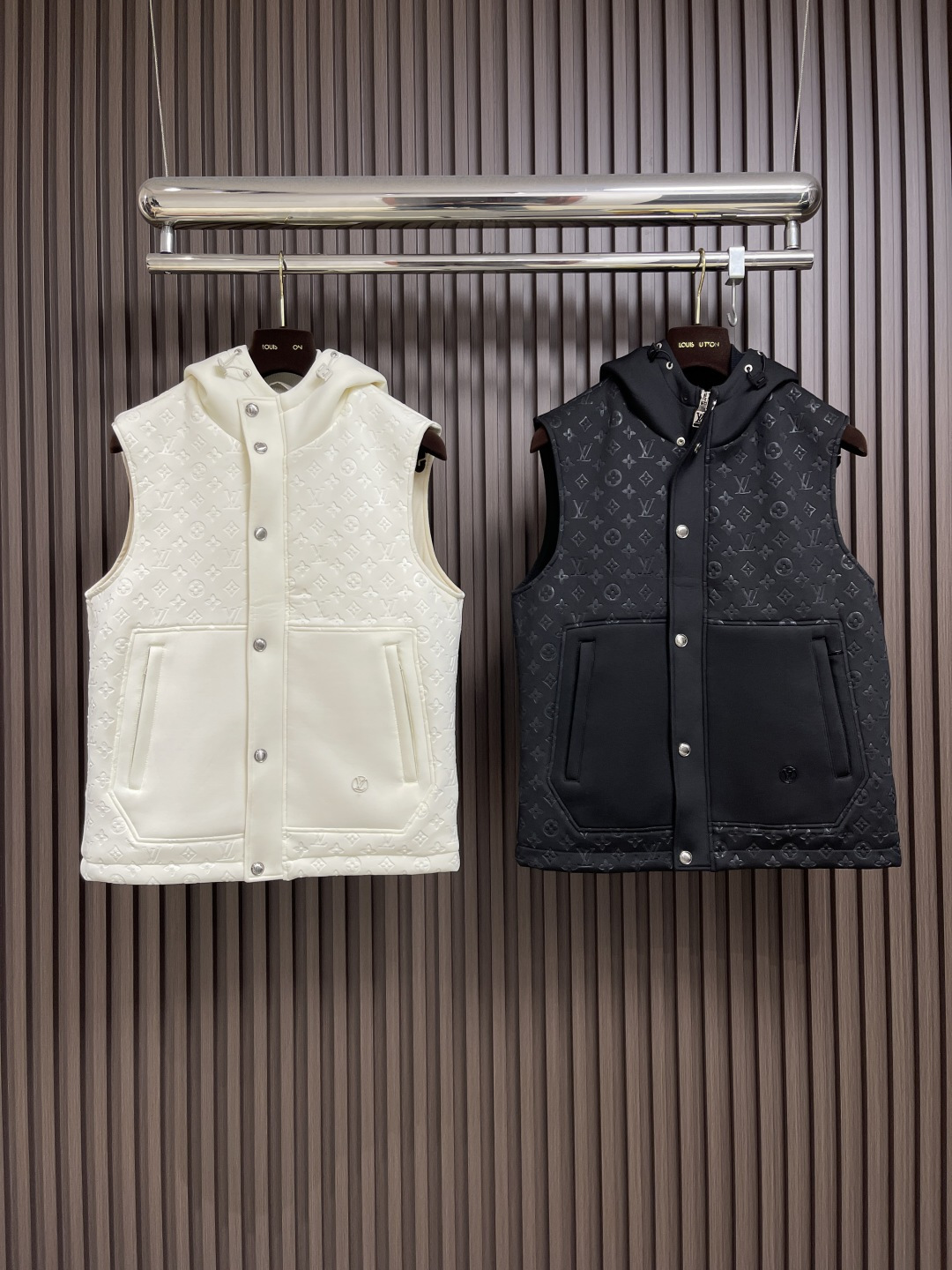🛒🛒LV 2025ss秋季新款拼接连帽无袖马甲外套，定制五金，面料进口提花空气层棉，质感光泽垂感更强，品