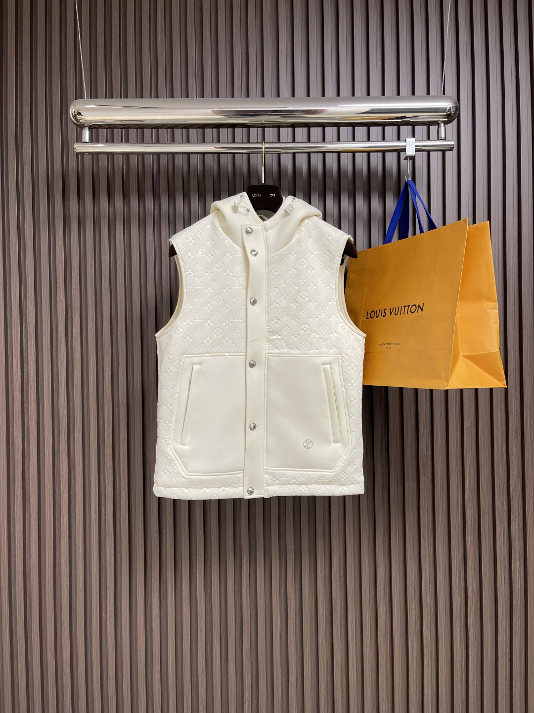 NO:514132,LV ss autumn new style spliced ​​hooded sleeveless vest jacket, customized hardware, imported jacquard air-layer cotton, texture, shiny and drape, high-quality, spliced ​​with four-leaf clover element letter jacquard pattern, full of old money!  Size M-3XL, louis vuitton, jackets & coats,hats,alexander wang19860909LV ss秋季新款拼接连帽无袖马甲外套,定制五金,面料进口提花空气层棉,质感光泽垂感更强,品相高级,拼接满铺四叶草元素字母提花图案,老钱感十足！尺码M-3XL,,louis vuitton,jackets & coats,hats,alexander wang,Men's clothing