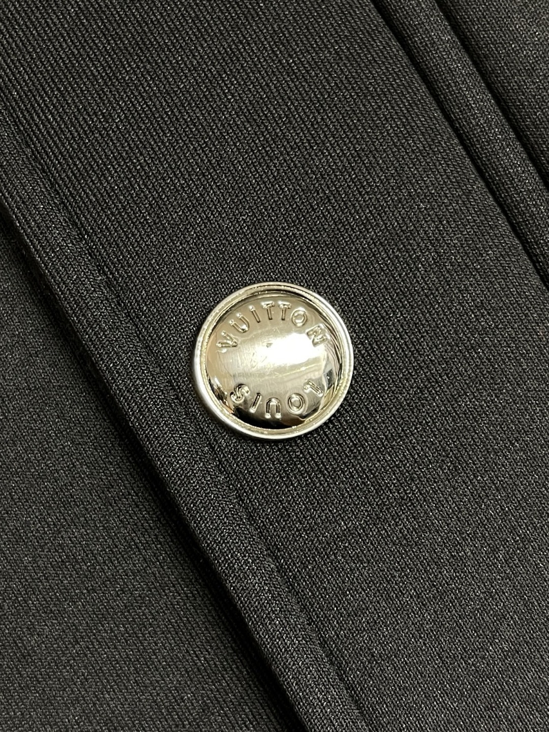 🛒🛒LV 2025ss秋季新款拼接连帽无袖马甲外套，定制五金，面料进口提花空气层棉，质感光泽垂感更强，品