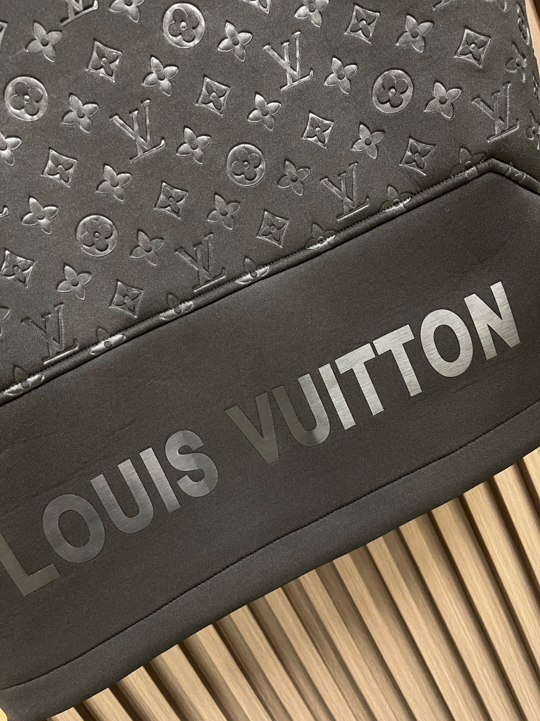 🛒🛒LV 2025ss秋季新款拼接连帽无袖马甲外套，定制五金，面料进口提花空气层棉，质感光泽垂感更强，品