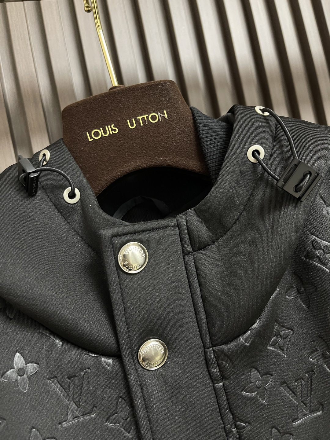 🛒🛒LV 2025ss秋季新款拼接连帽无袖马甲外套，定制五金，面料进口提花空气层棉，质感光泽垂感更强，品