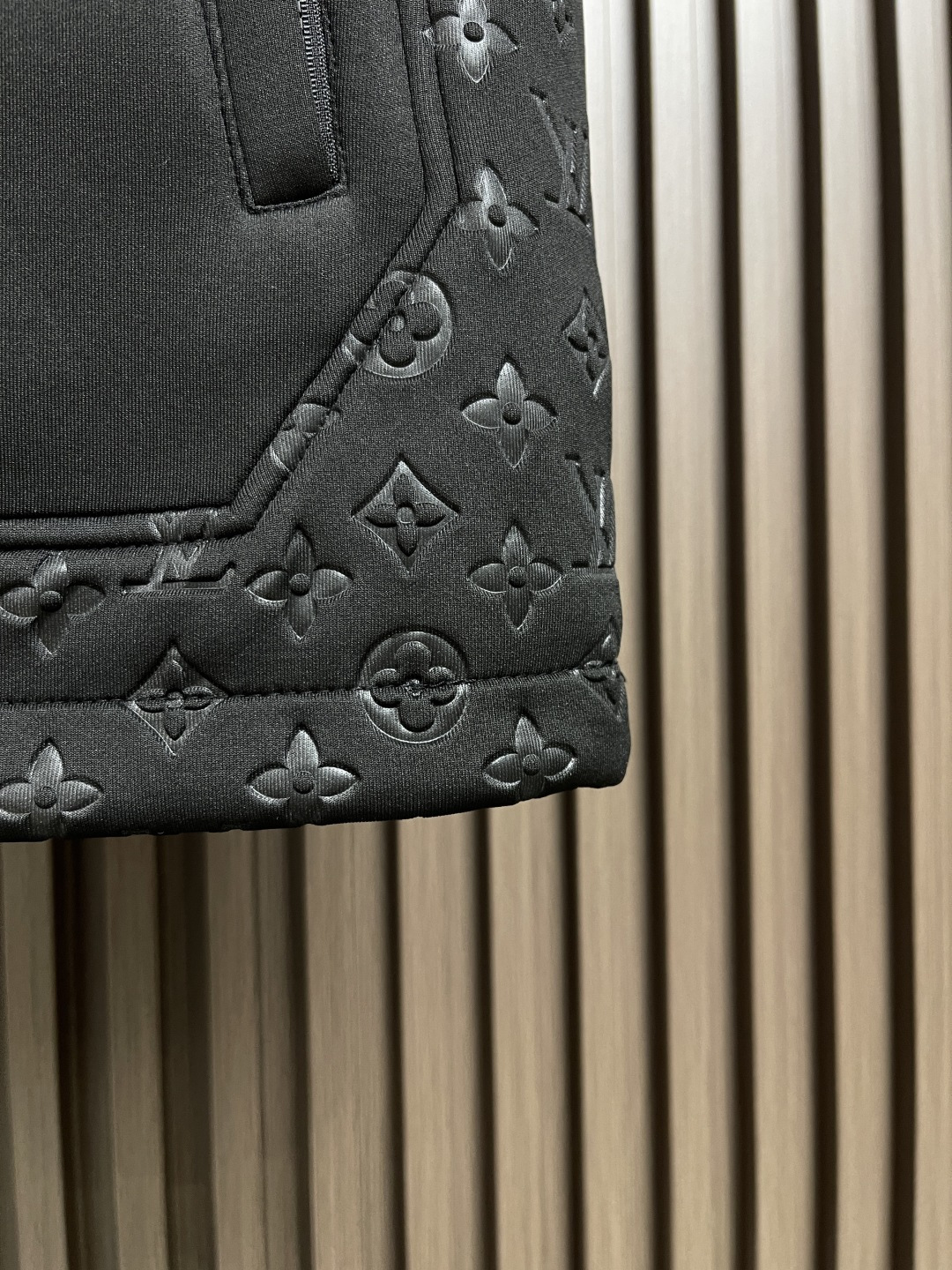 🛒🛒LV 2025ss秋季新款拼接连帽无袖马甲外套，定制五金，面料进口提花空气层棉，质感光泽垂感更强，品