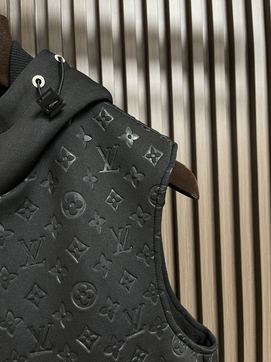 🛒🛒LV 2025ss秋季新款拼接连帽无袖马甲外套，定制五金，面料进口提花空气层棉，质感光泽垂感更强，品