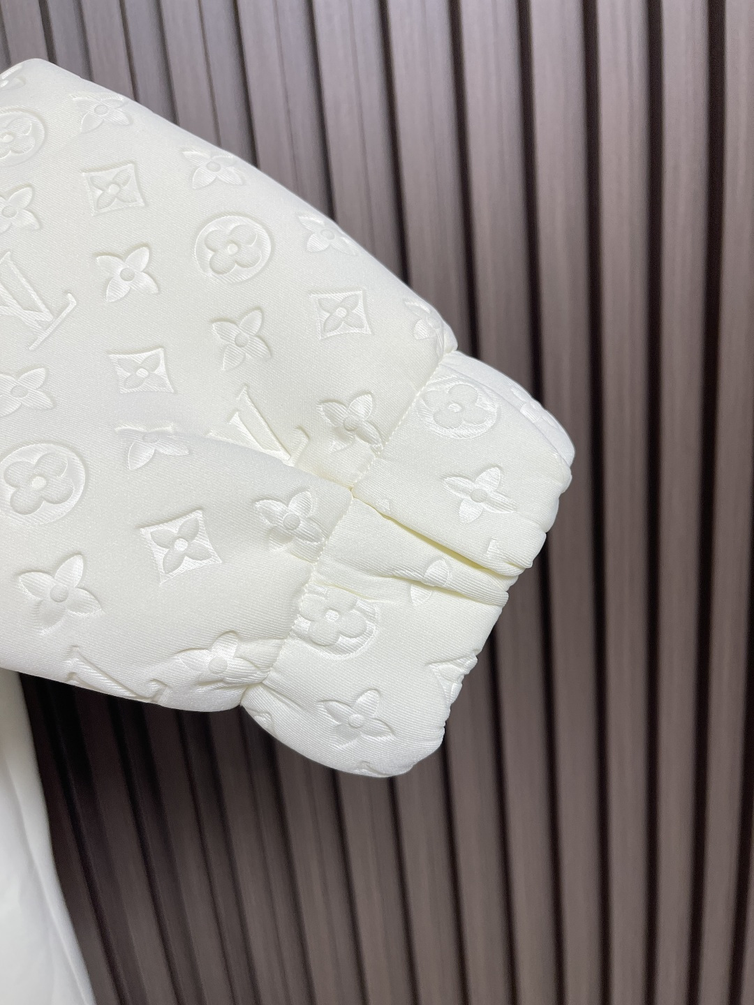 🛒🛒LV 2025ss秋季新款拼接连帽外套，定制五金，面料进口提花空气层棉，质感光泽垂感更强，品相高级，