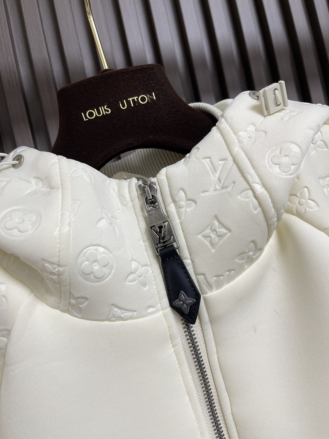 🛒🛒LV 2025ss秋季新款拼接连帽外套，定制五金，面料进口提花空气层棉，质感光泽垂感更强，品相高级，