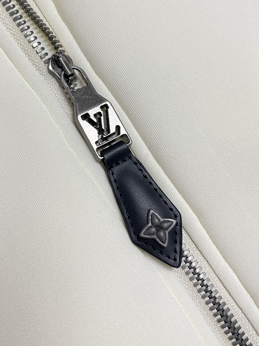 🛒🛒LV 2025ss秋季新款拼接连帽外套，定制五金，面料进口提花空气层棉，质感光泽垂感更强，品相高级，