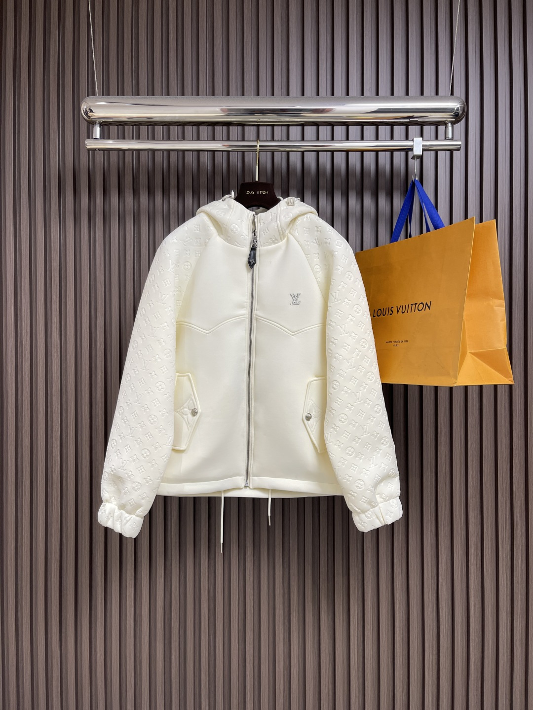 NO:514130,LV ss autumn new spliced ​​hooded jacket, customized hardware, imported jacquard air-layer cotton, texture, shiny and drape, high-quality, spliced ​​with four-leaf clover element letter jacquard pattern, full of old money!  Size M-3XL, louis vuitton, jackets & coats,hats,alexander wang19860909LV ss秋季新款拼接连帽外套,定制五金,面料进口提花空气层棉,质感光泽垂感更强,品相高级,拼接满铺四叶草元素字母提花图案,老钱感十足！尺码M-3XL,,louis vuitton,jackets & coats,hats,alexander wang,Men's clothing