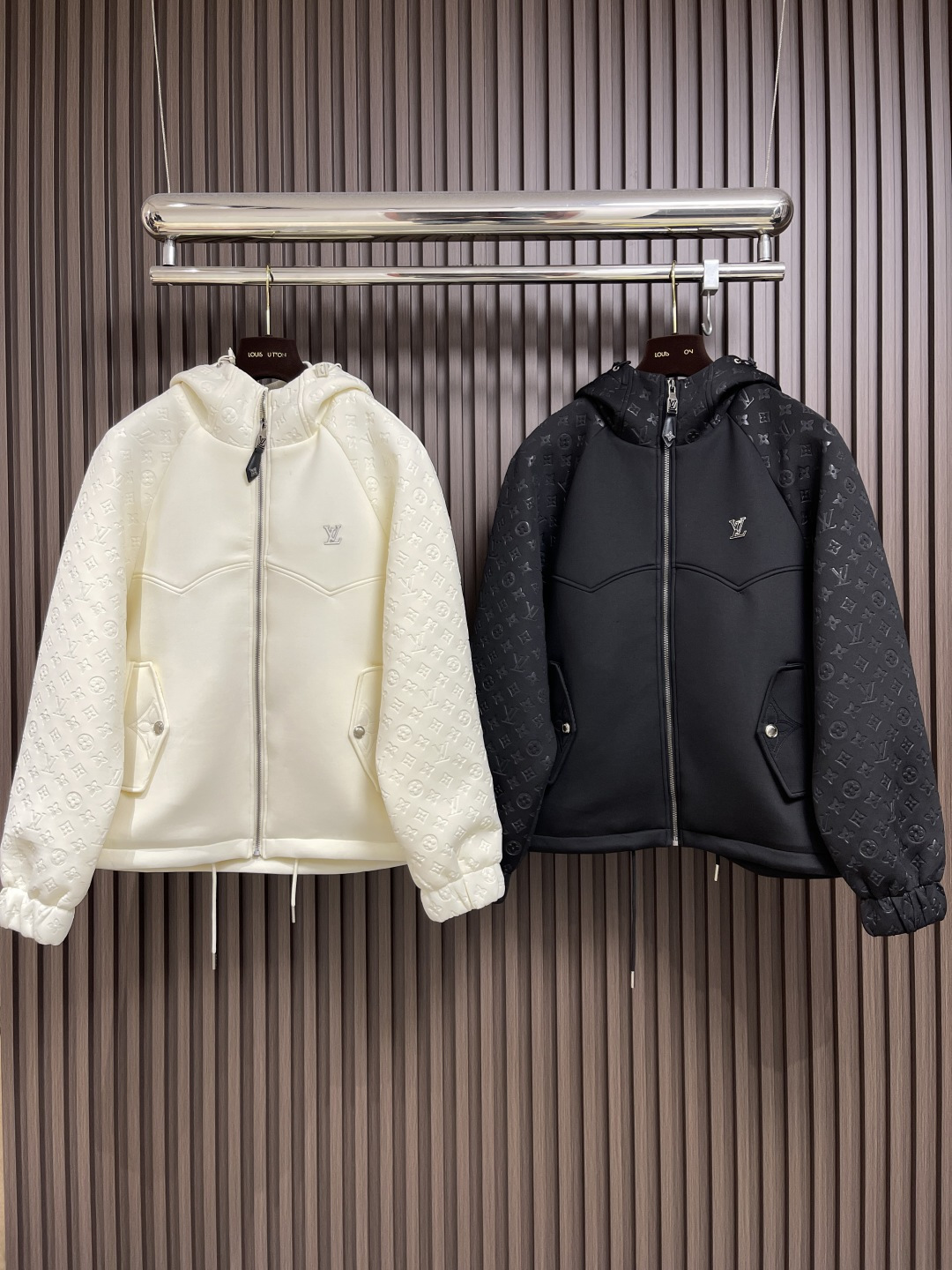 🛒🛒LV 2025ss秋季新款拼接连帽外套，定制五金，面料进口提花空气层棉，质感光泽垂感更强，品相高级，